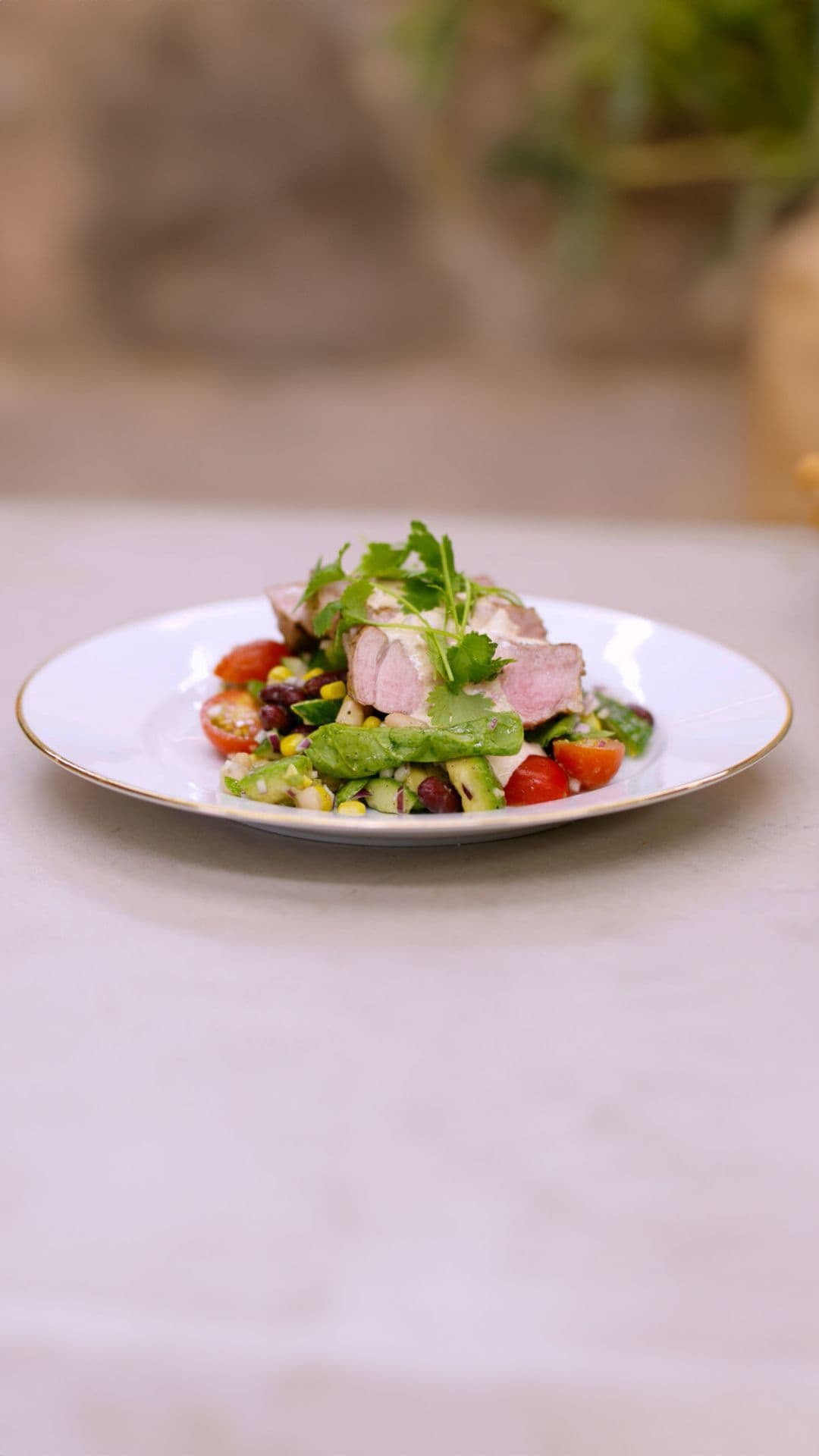 Gegrilde spiering met Mexicaanse salade en een kruidige dipsaus