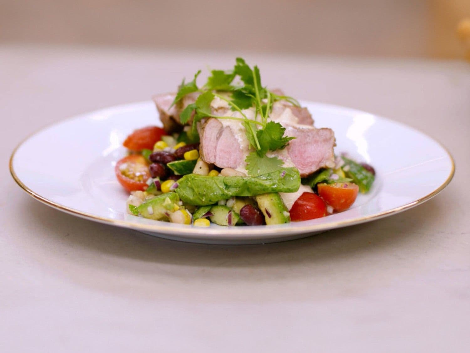 Gegrilde spiering met Mexicaanse salade en een kruidige dipsaus