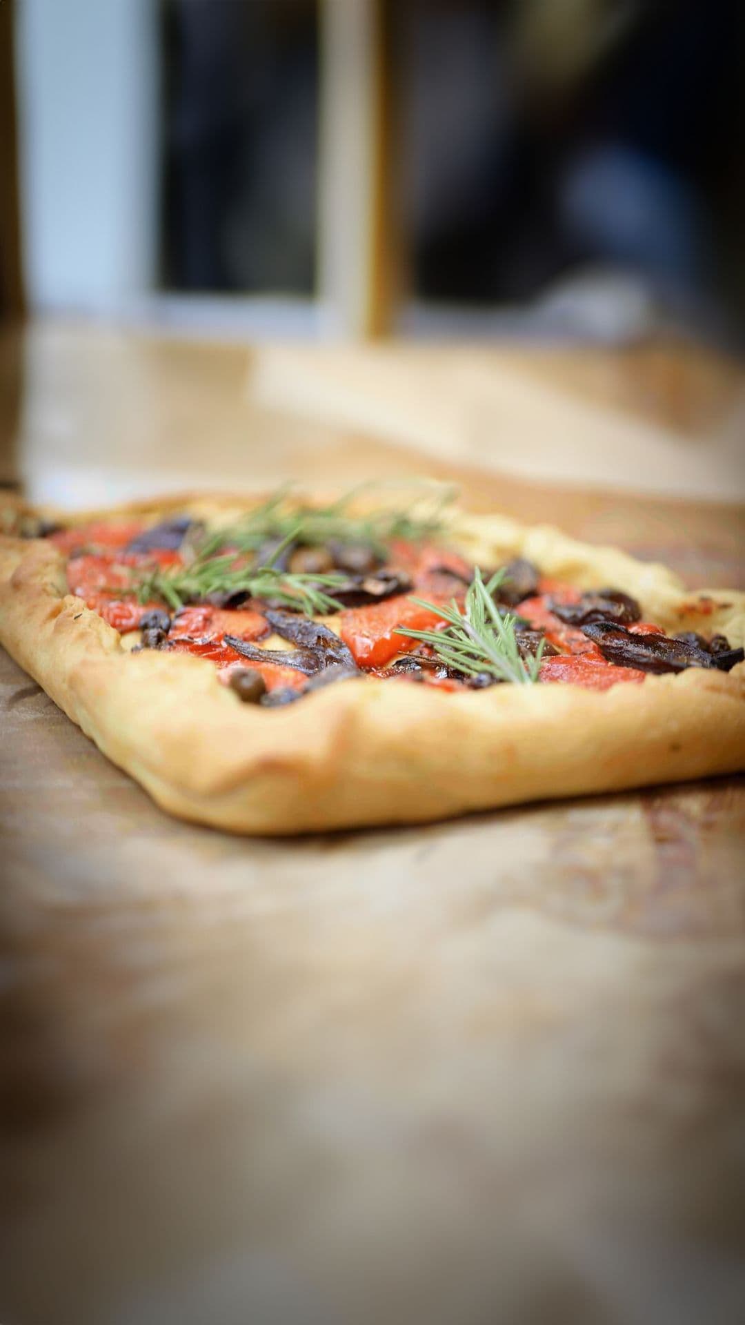 Spaanse pizza met gekonfijte look en paprika