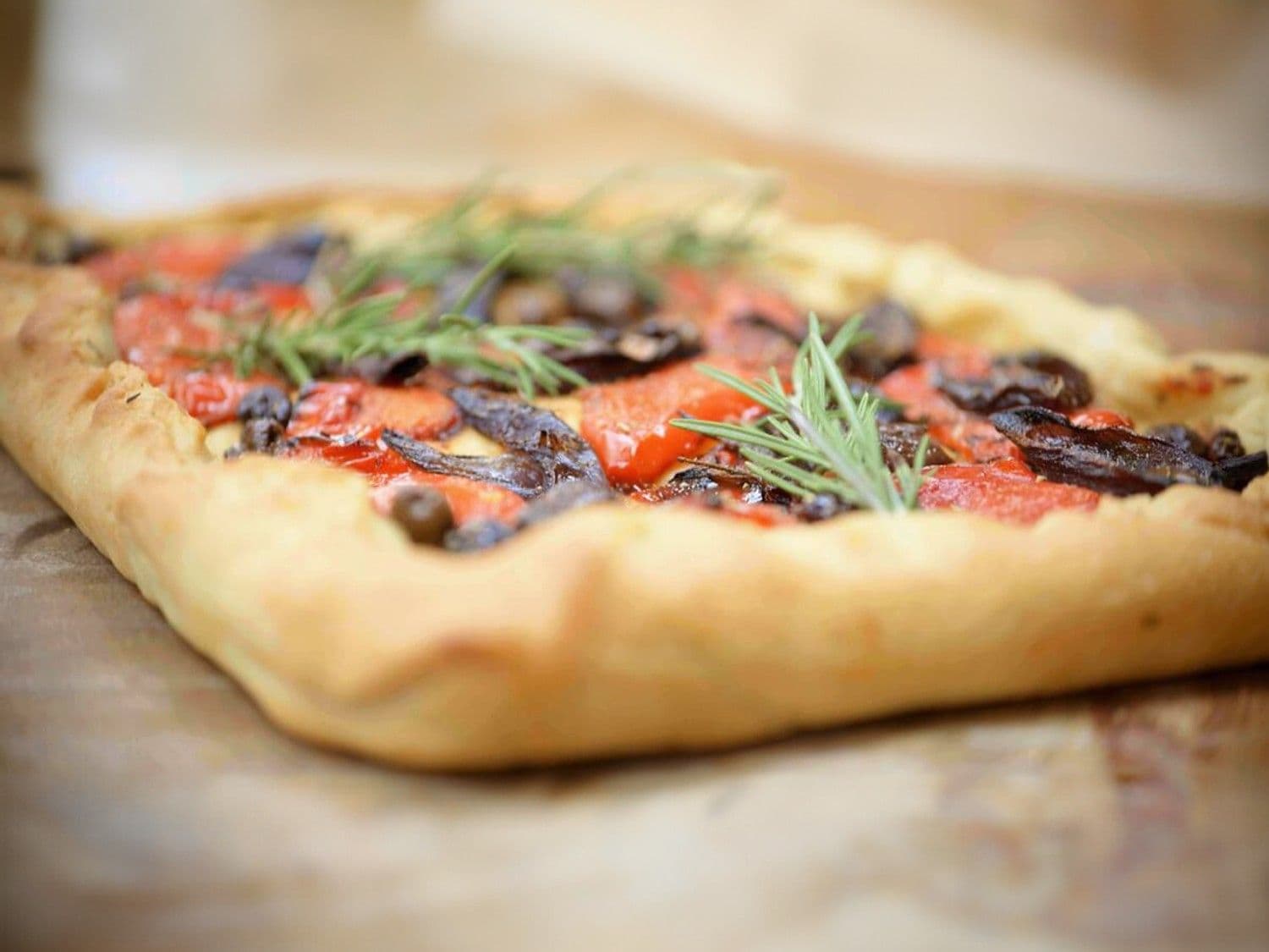 Spaanse pizza met gekonfijte look en paprika
