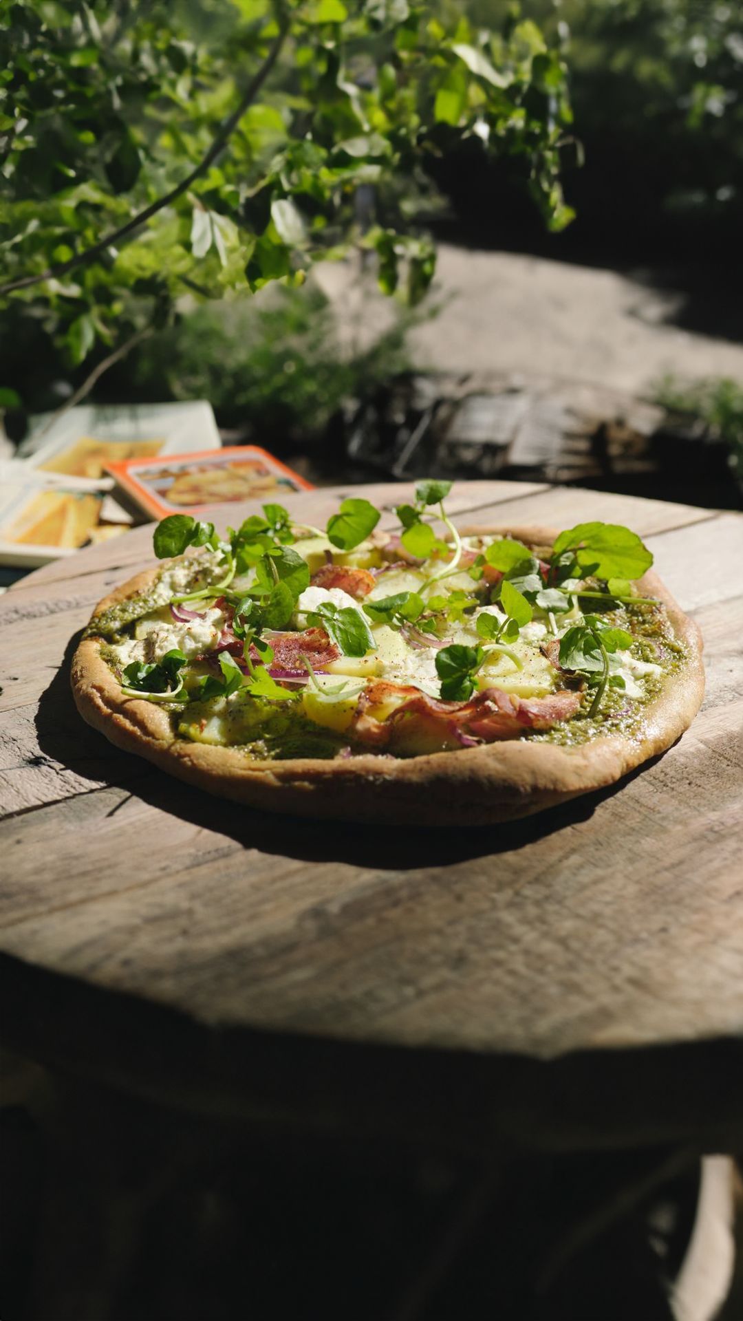 Pizza met aardappel, ui, pancetta en verse geitenkaas
