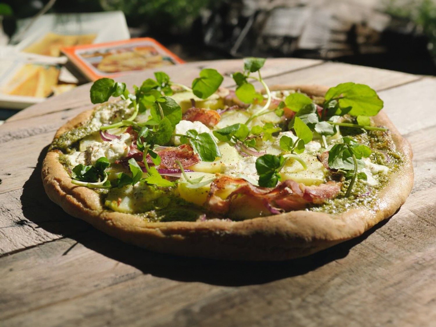 Pizza met aardappel, ui, pancetta en verse geitenkaas