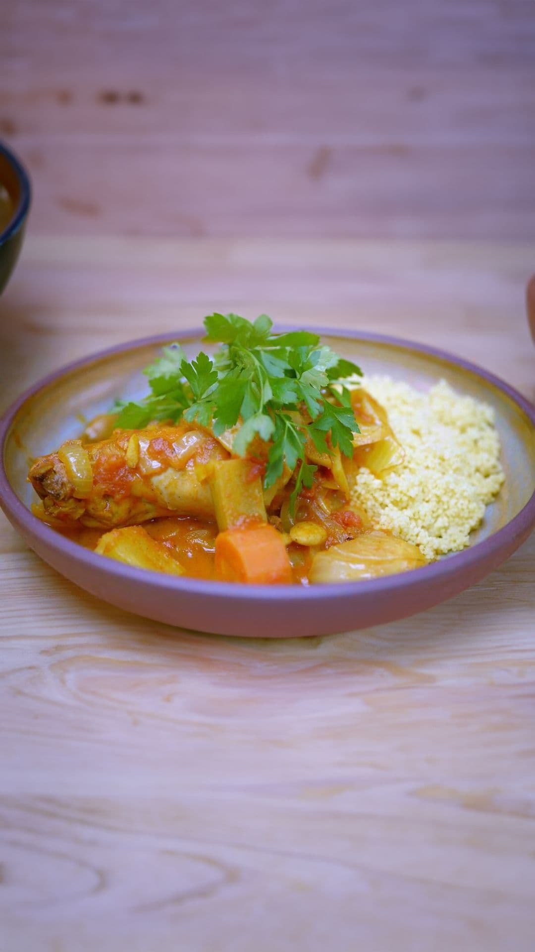 Tajine van konijn met venkel, sinaasappel en groene olijven