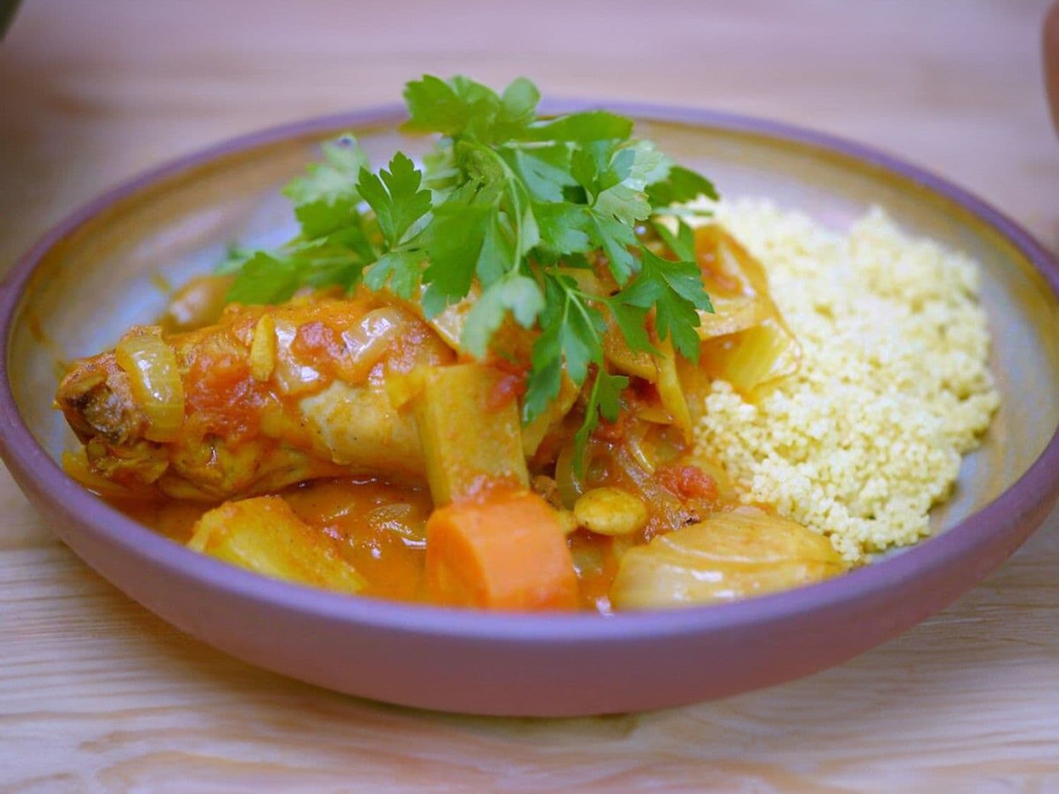 Tajine van konijn met venkel, sinaasappel en groene olijven