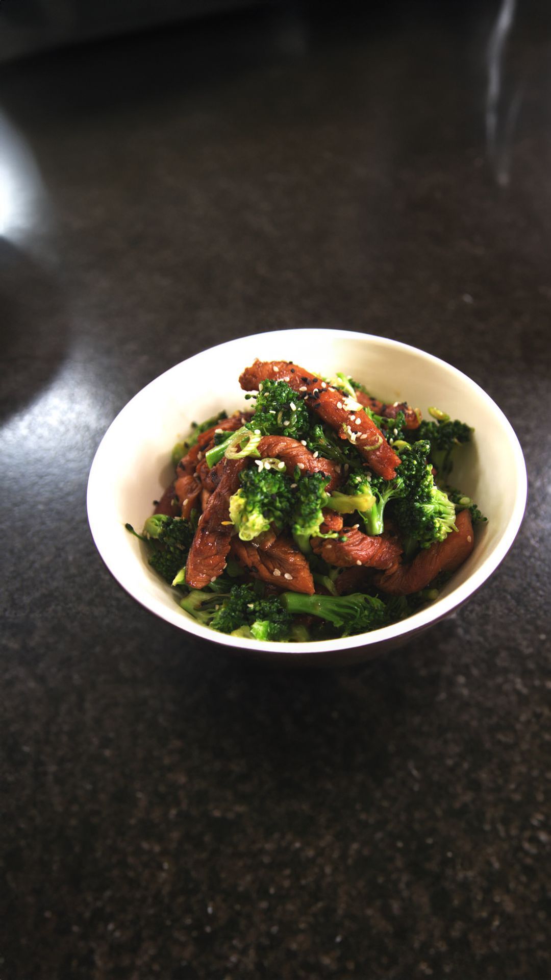 Gemarineerde kalkoenreepjes met broccolisalade