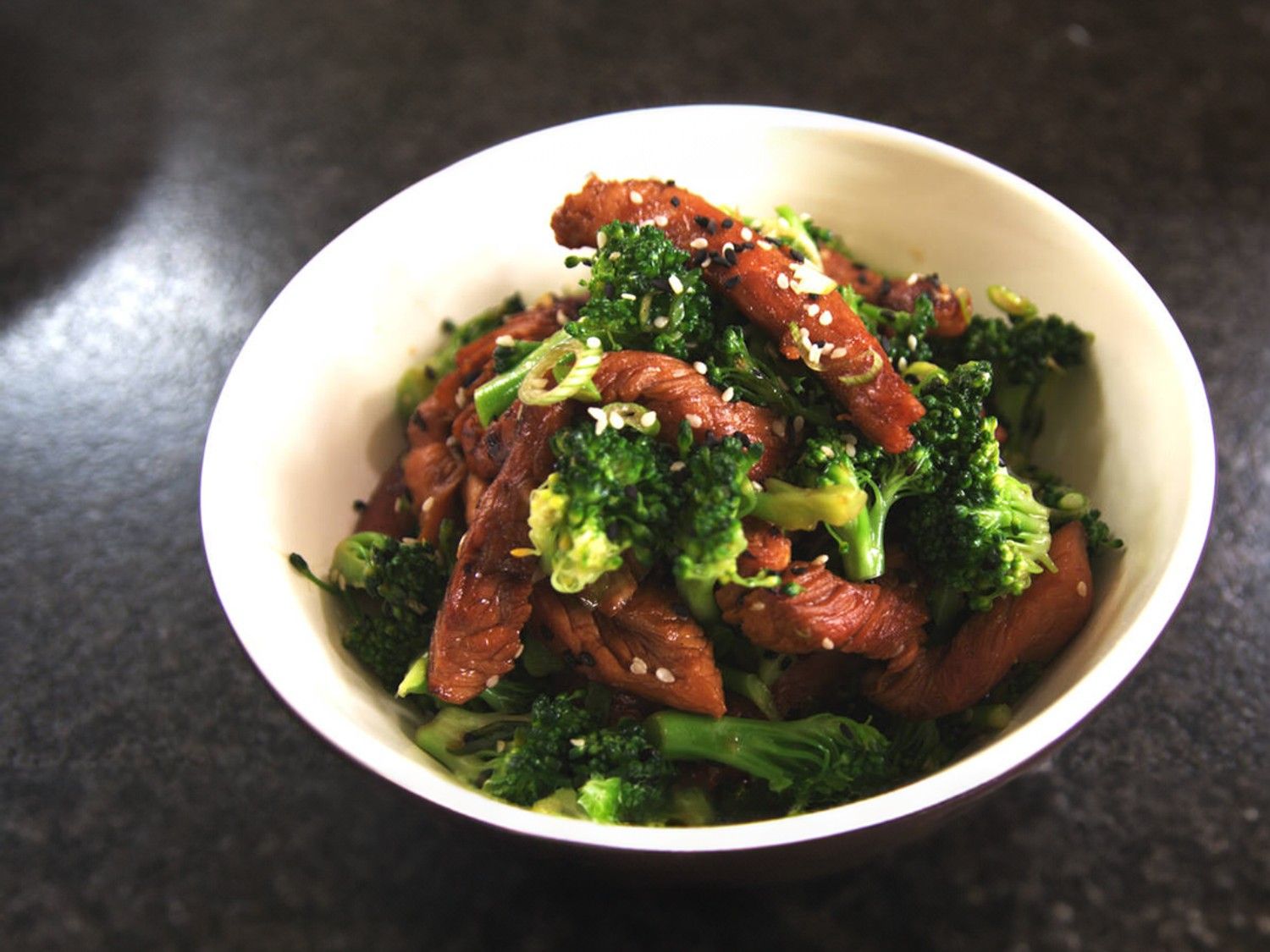 Gemarineerde kalkoenreepjes met broccolisalade