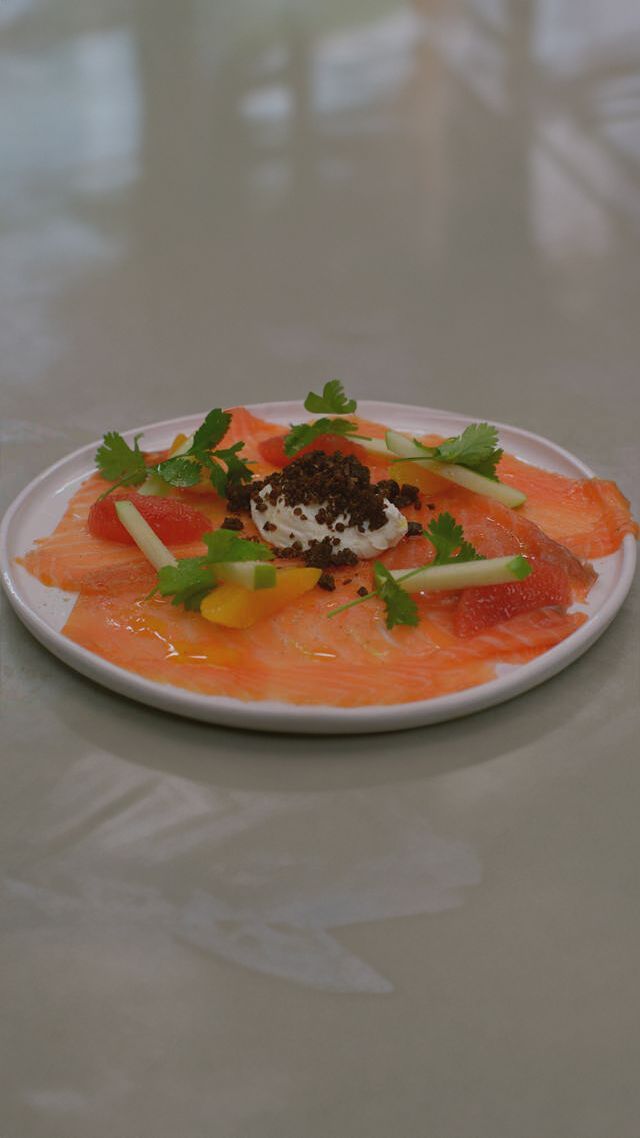 Gerookte zalm met hangop, citrus en pumpernickel