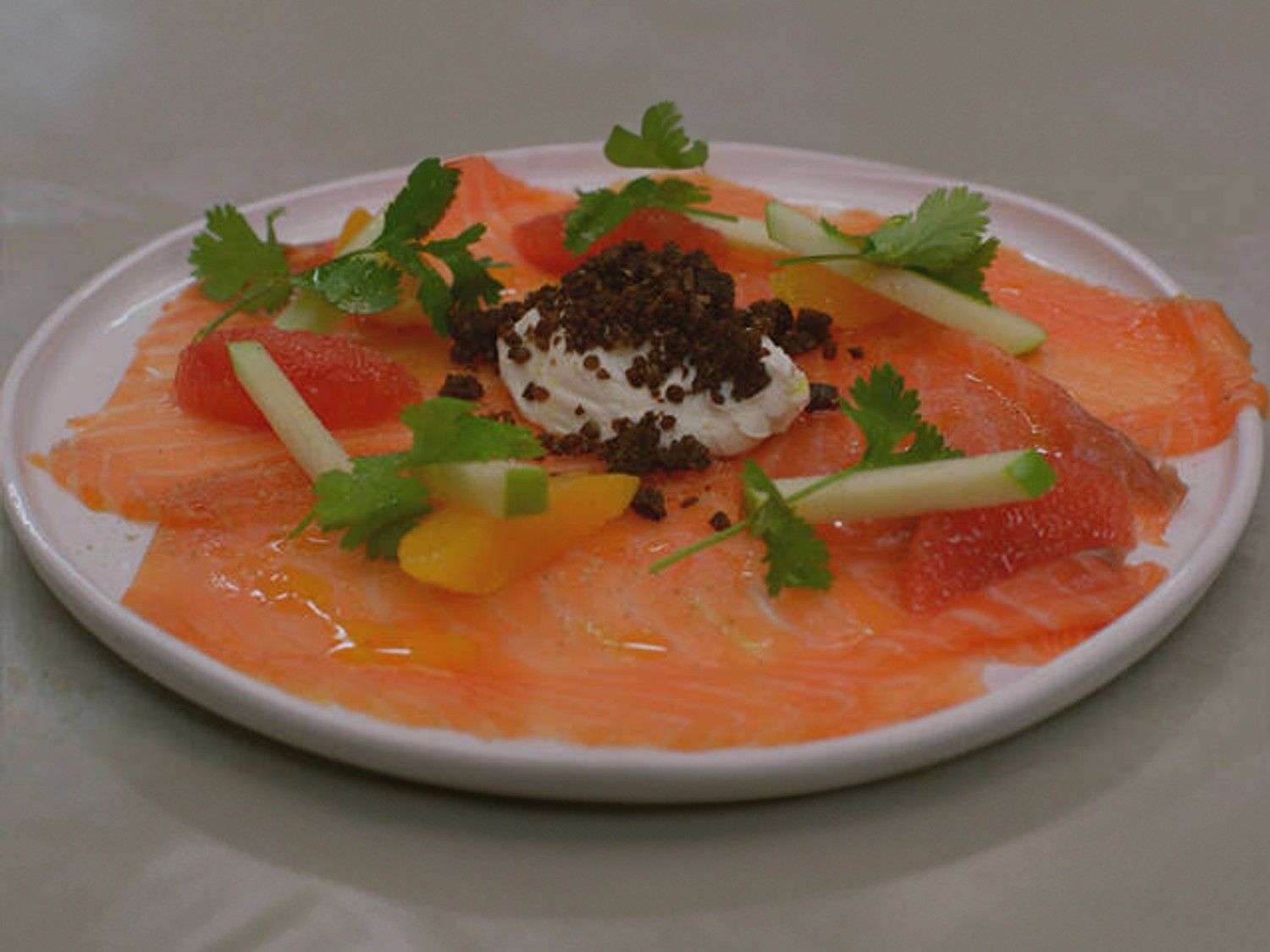Gerookte zalm met hangop, citrus en pumpernickel
