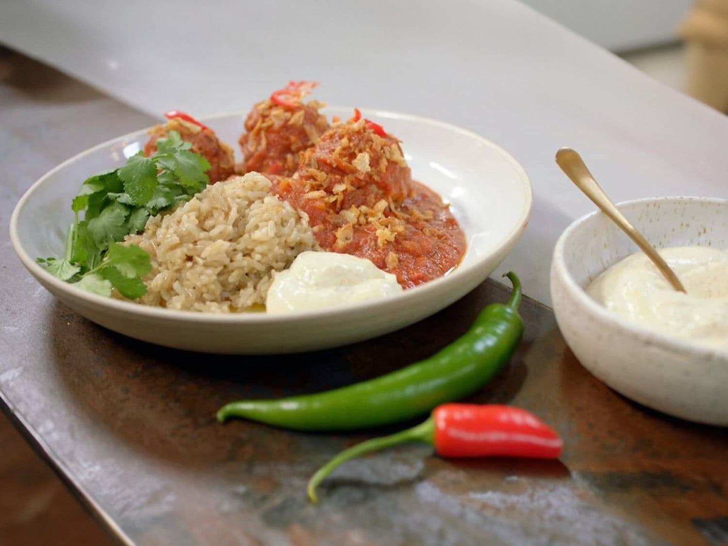 Gehaktballetjes met tomatensaus, zilverrijst en plattekaas