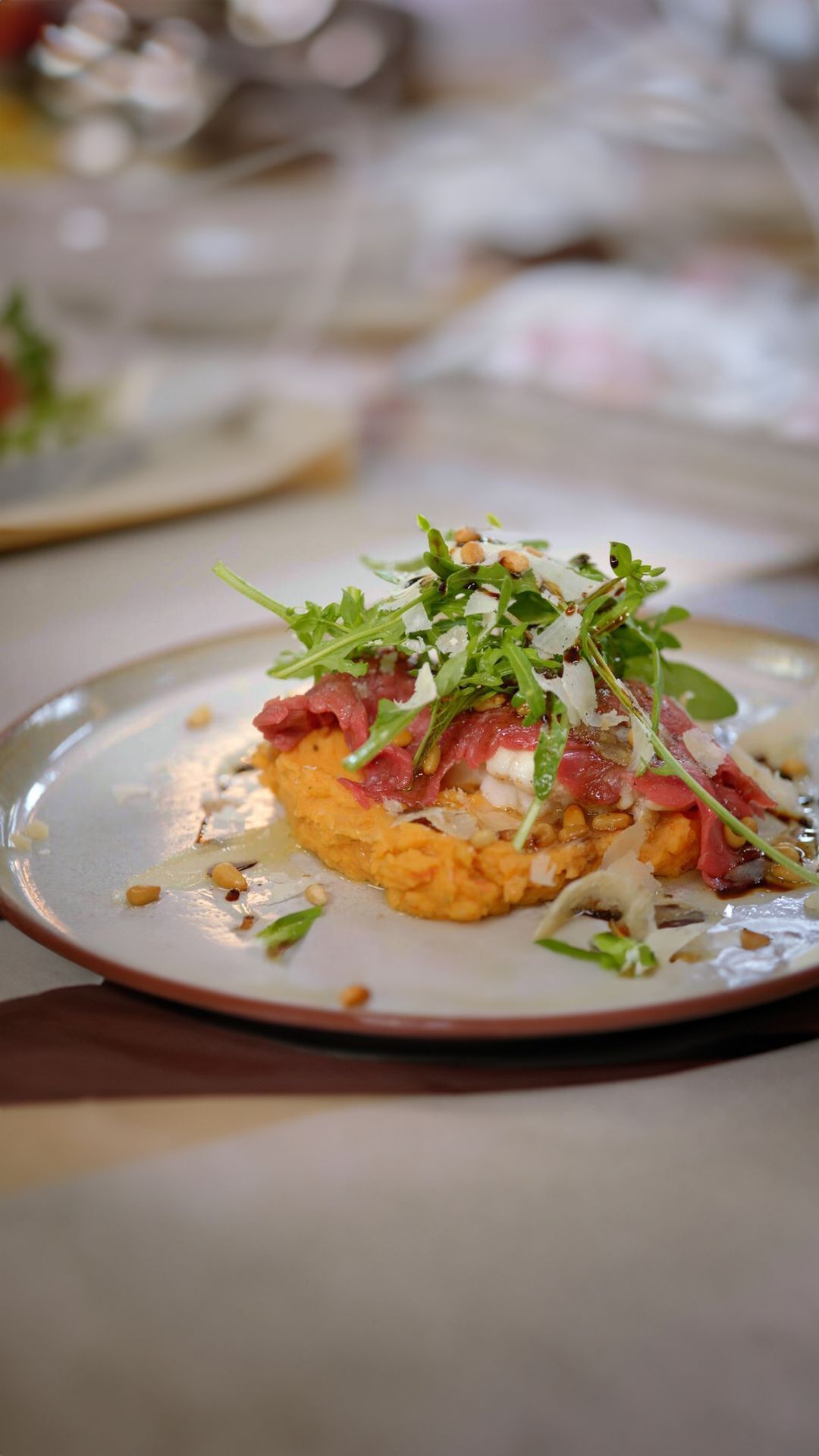 Zeeduivel met rode pestopuree, rundscarpaccio en rucola