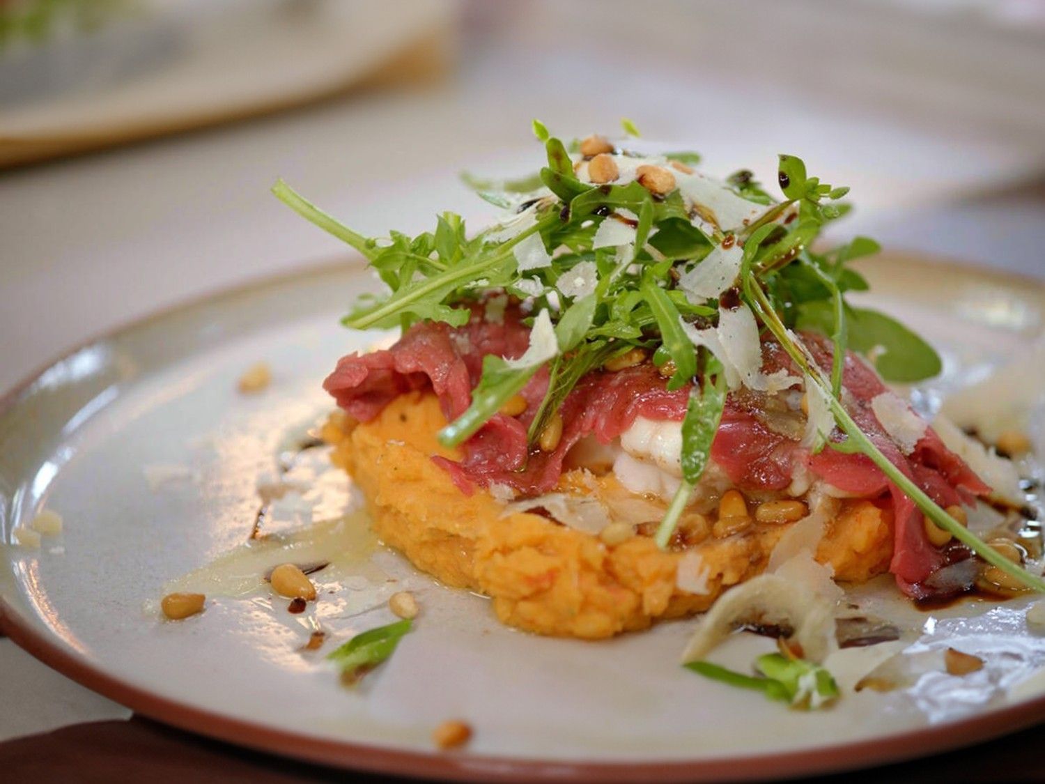 Zeeduivel met rode pestopuree, rundscarpaccio en rucola