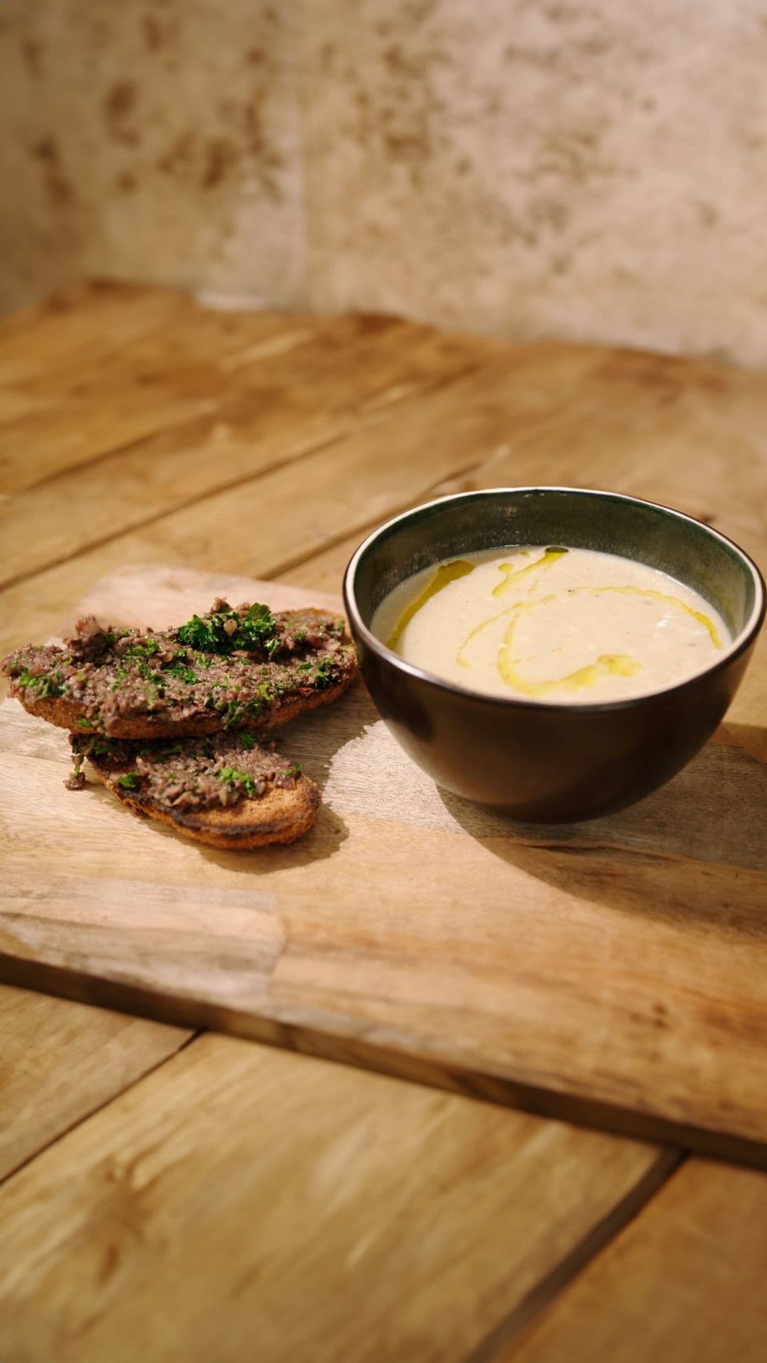 Kastanje-aardpeersoep en een toast met duxelle