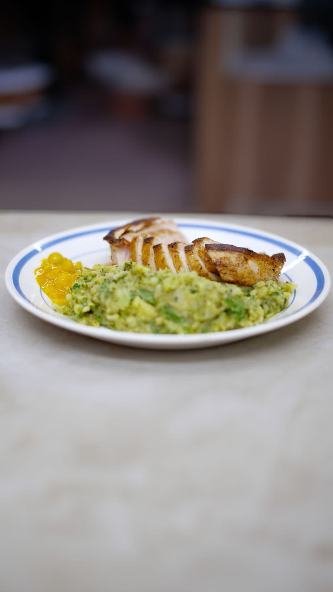 Varkenskoteletten en geplette aardappelen met broccoli