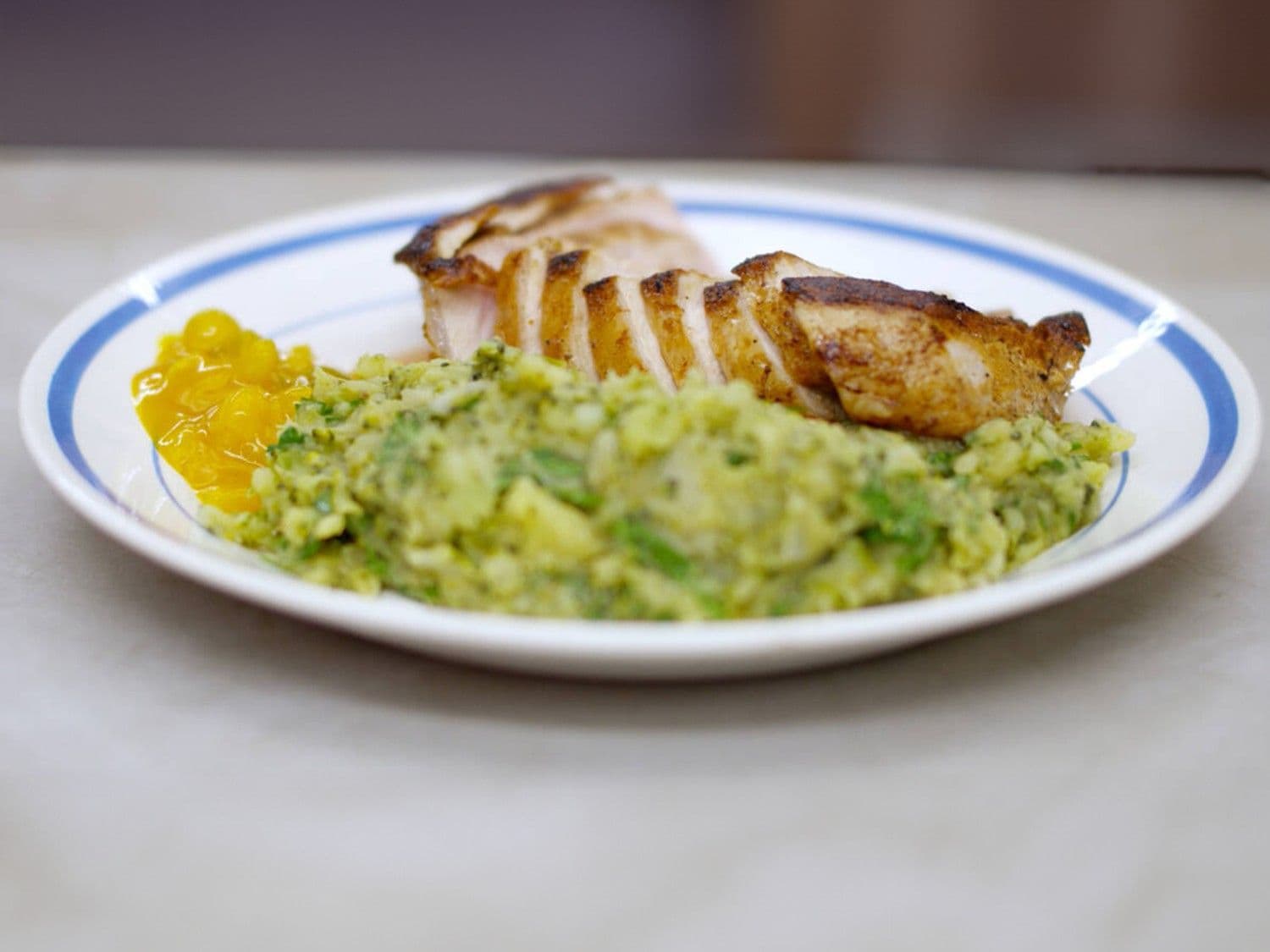 Varkenskoteletten en geplette aardappelen met broccoli