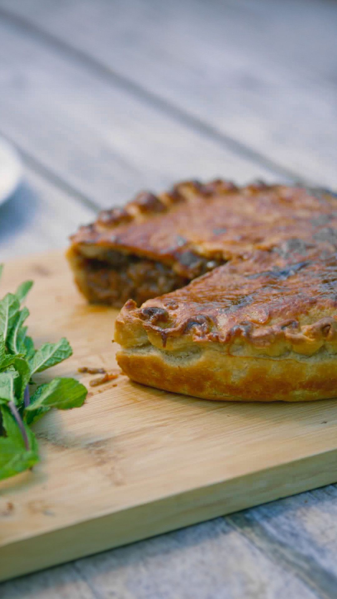 Scotch pie met lamsvlees, bruin bier, rapen en muntsaus