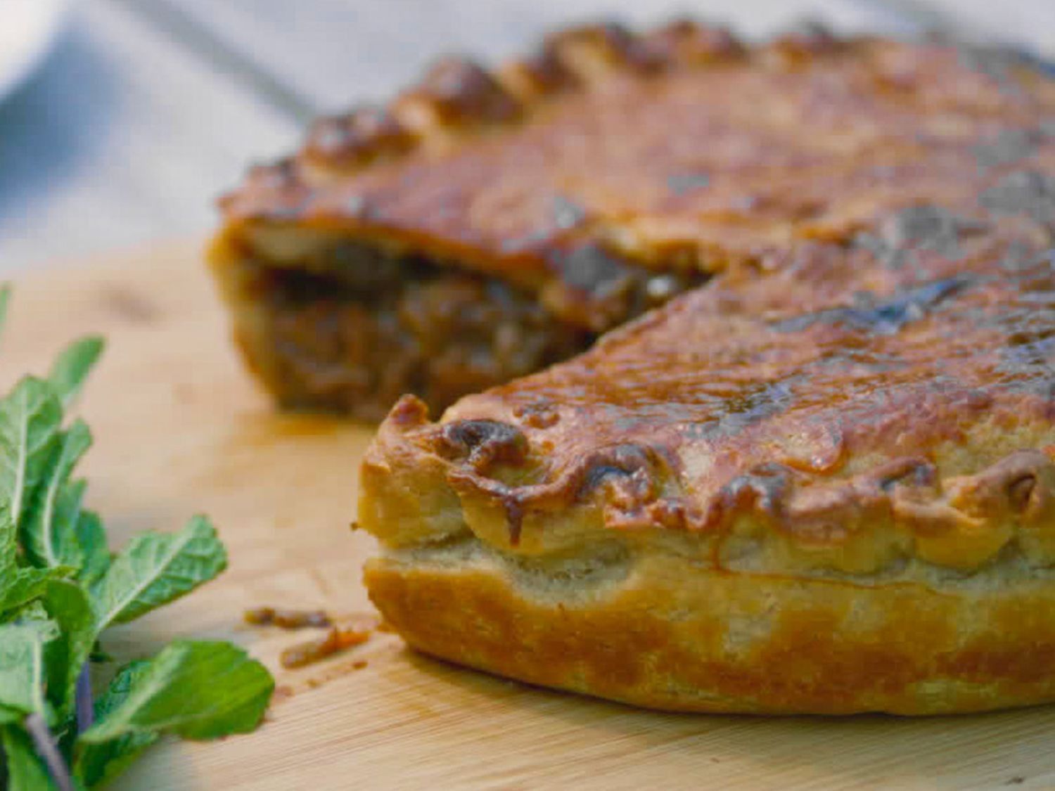 Scotch pie met lamsvlees, bruin bier, rapen en muntsaus