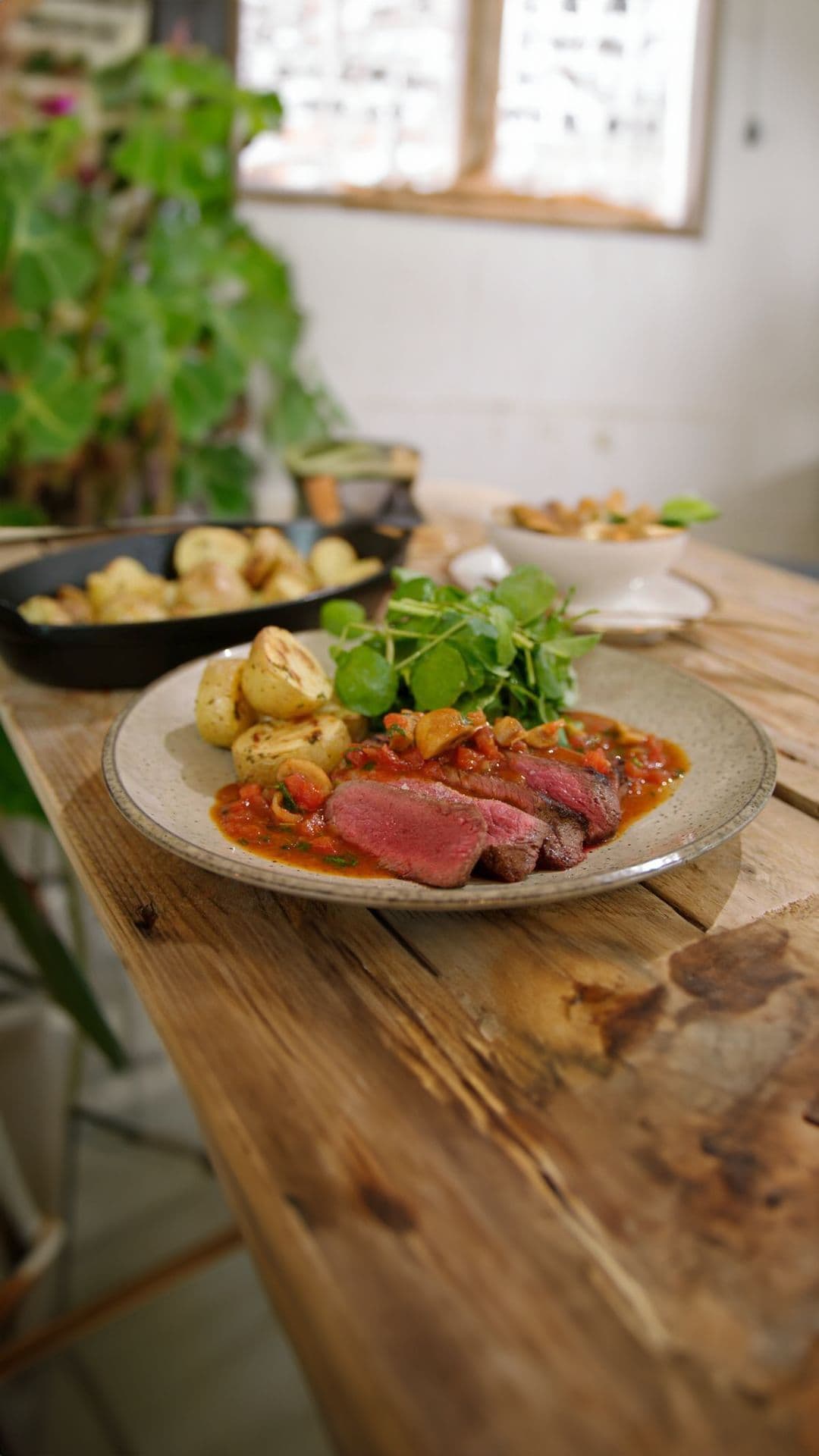 Steak Madeira met gebakken aardappelen en waterkers
