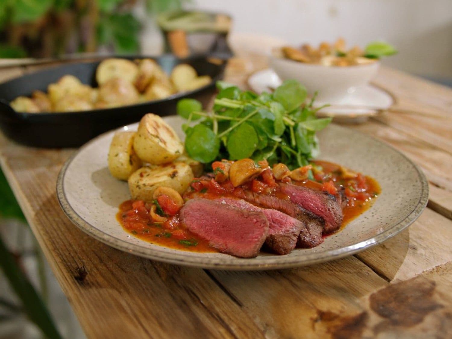 Steak Madeira met gebakken aardappelen en waterkers