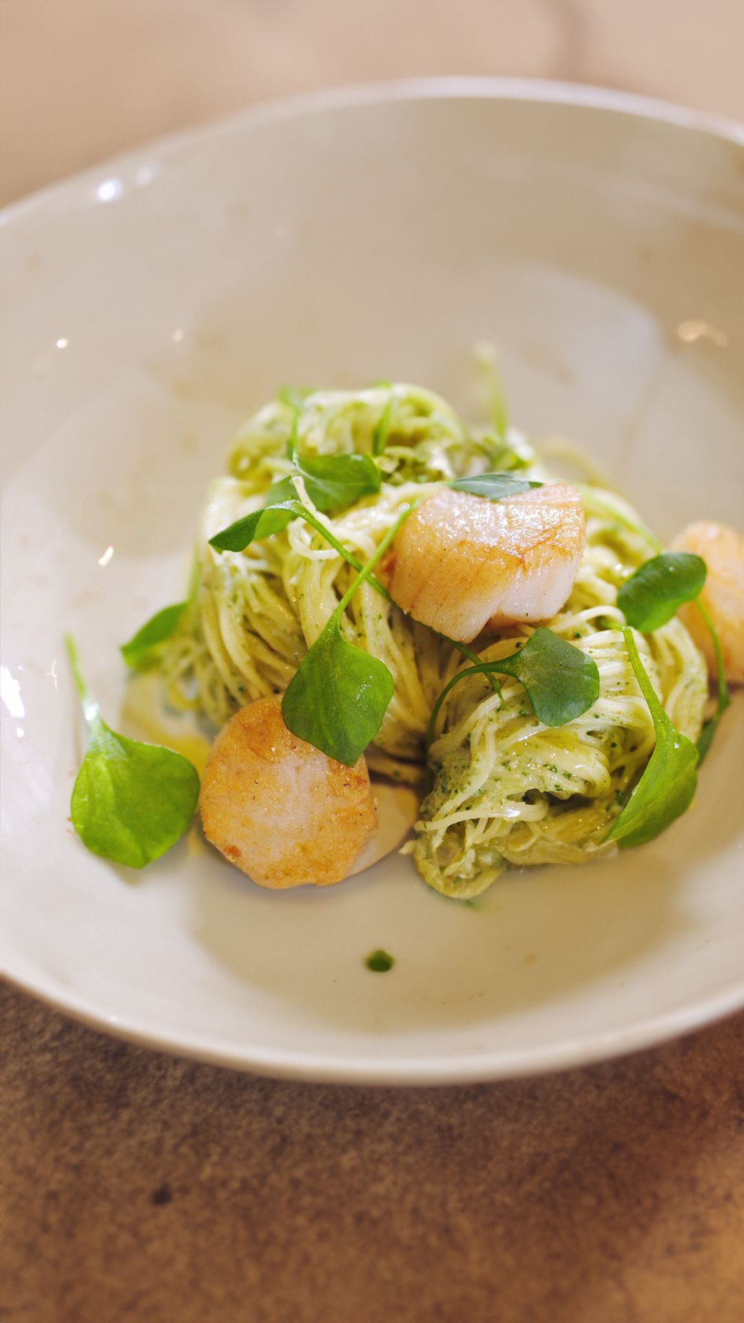 Sint-jakobsnoten met bloemkoolpesto