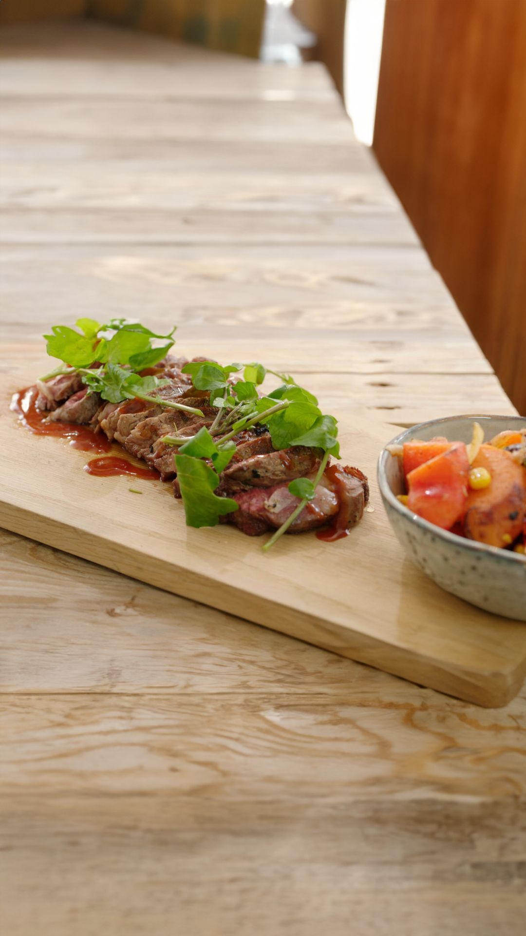 Entrecote met BBQ-saus, zoete aardappel en paprika