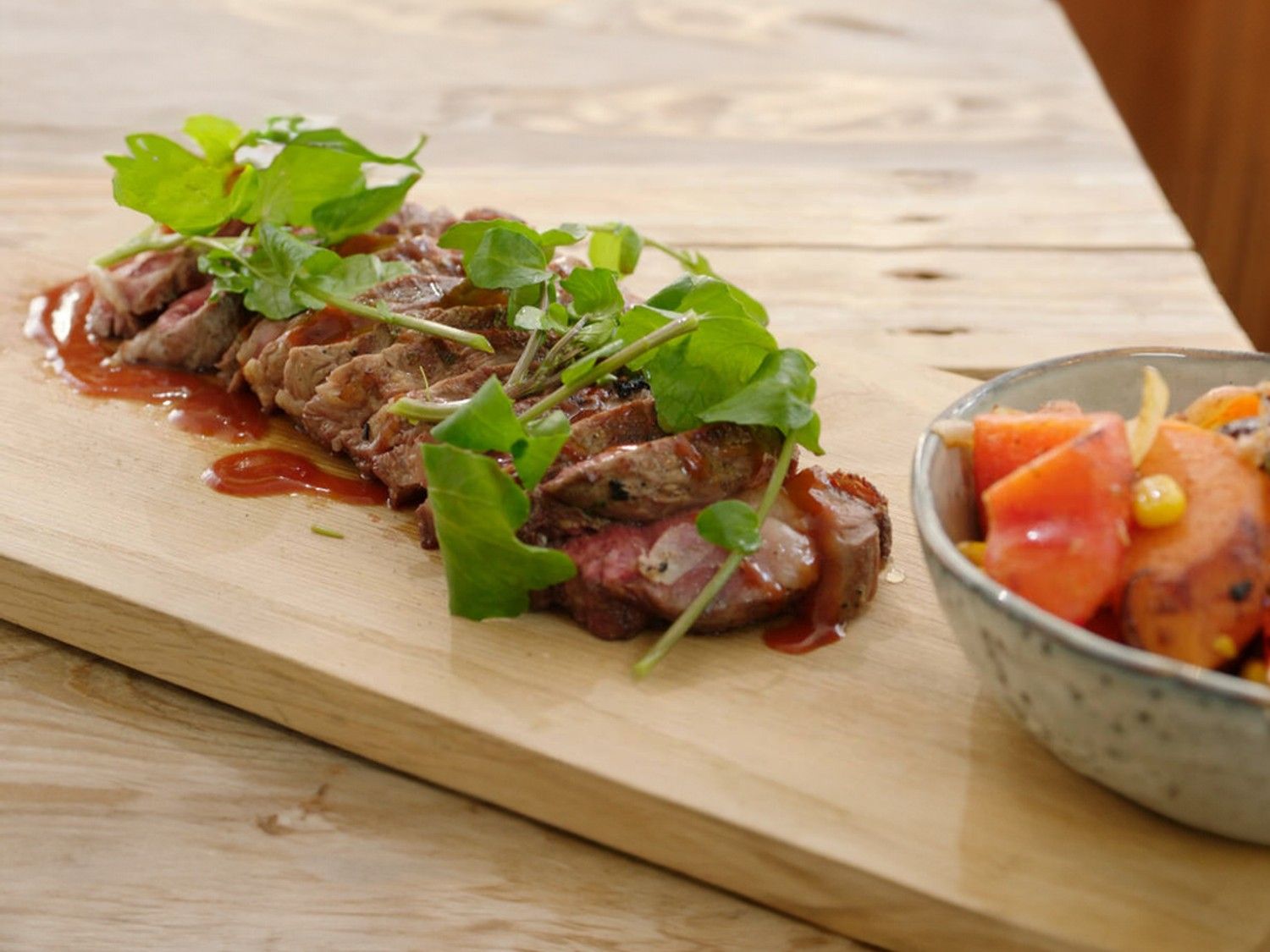 Entrecote met BBQ-saus, zoete aardappel en paprika