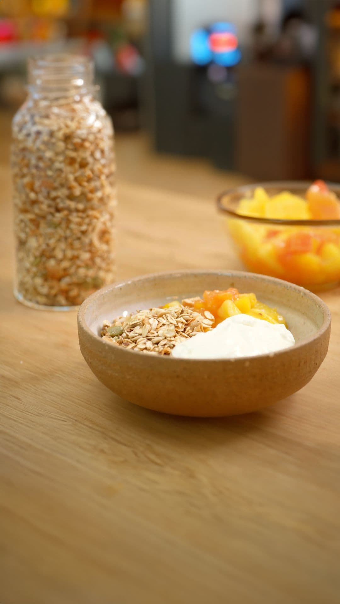 Granola met Griekse yoghurt en compote van exotisch fruit