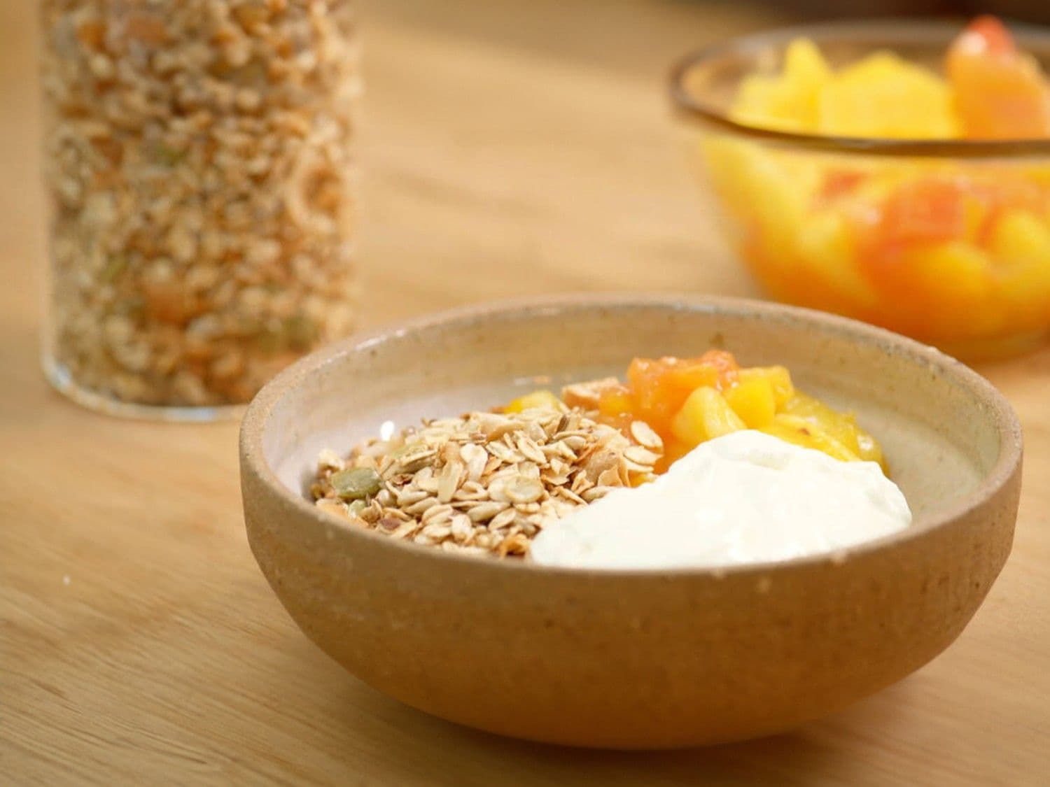 Granola met Griekse yoghurt en compote van exotisch fruit