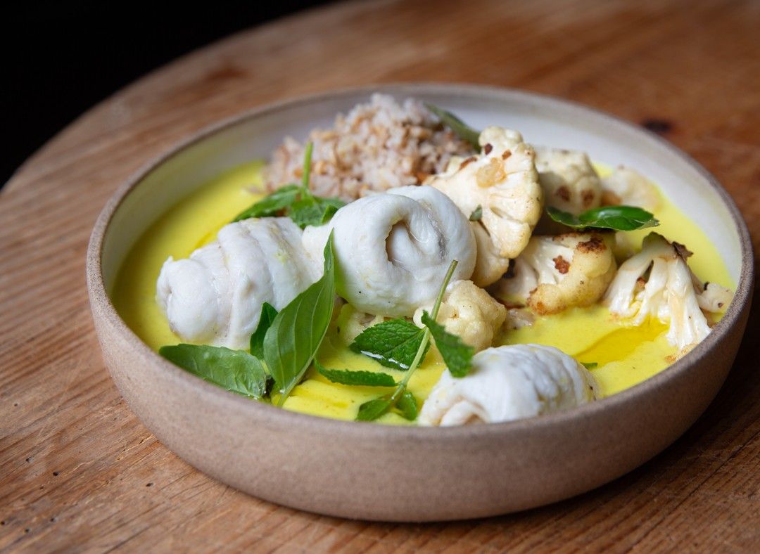 Pladijs met bloemkool in groene curry