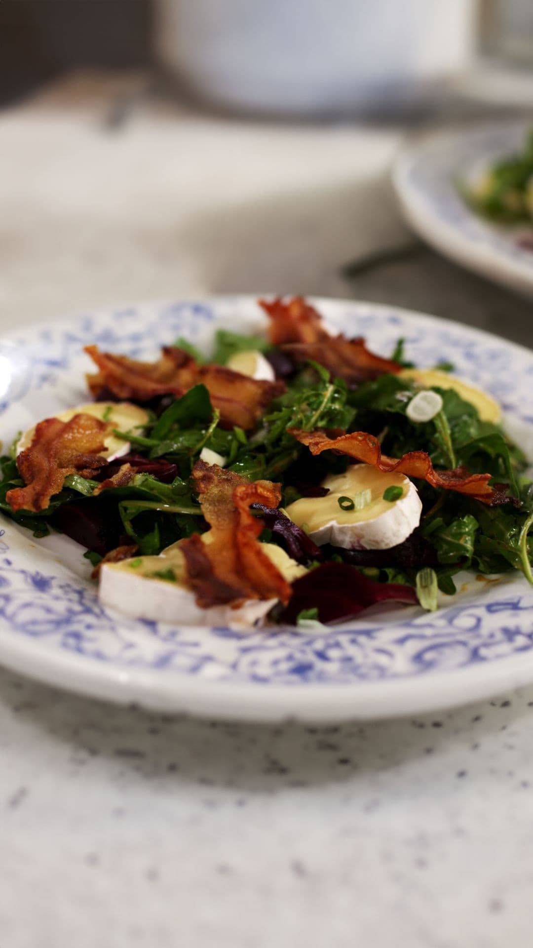 Salade met rode bietjes, spek en zachte Belgische kaas