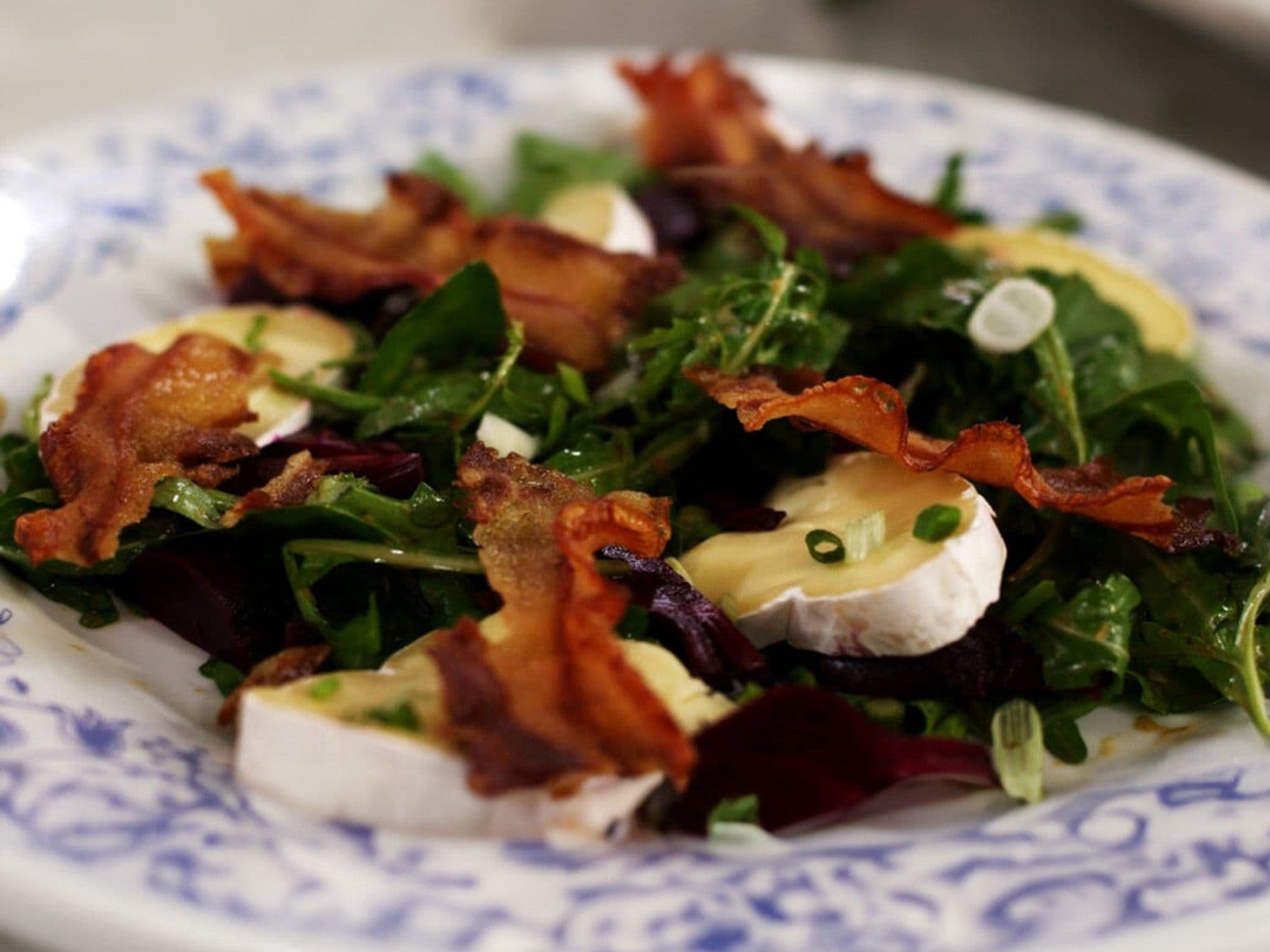 Salade met rode bietjes, spek en zachte Belgische kaas