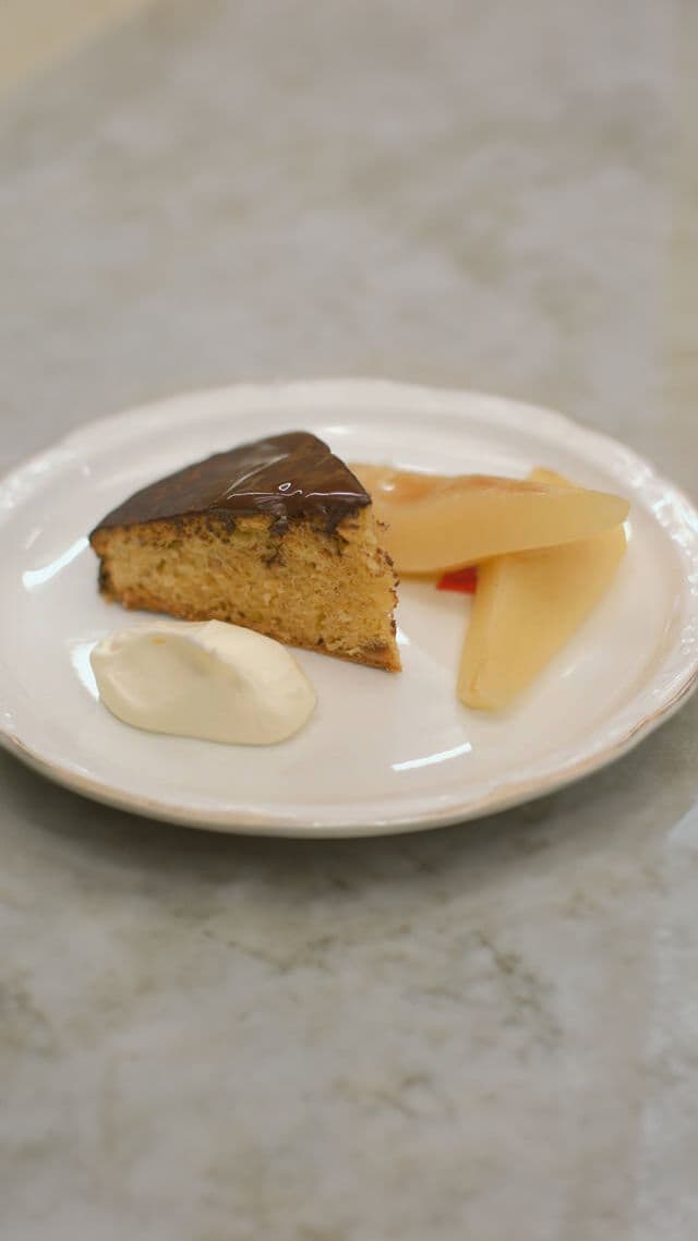 Hazelnotencake met chocolade en gepocheerde peren
