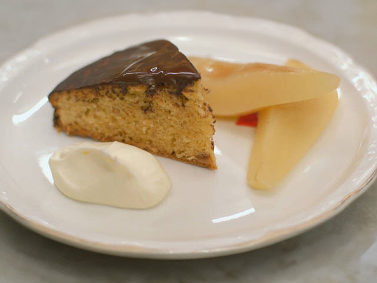 Hazelnotencake met chocolade en gepocheerde peren