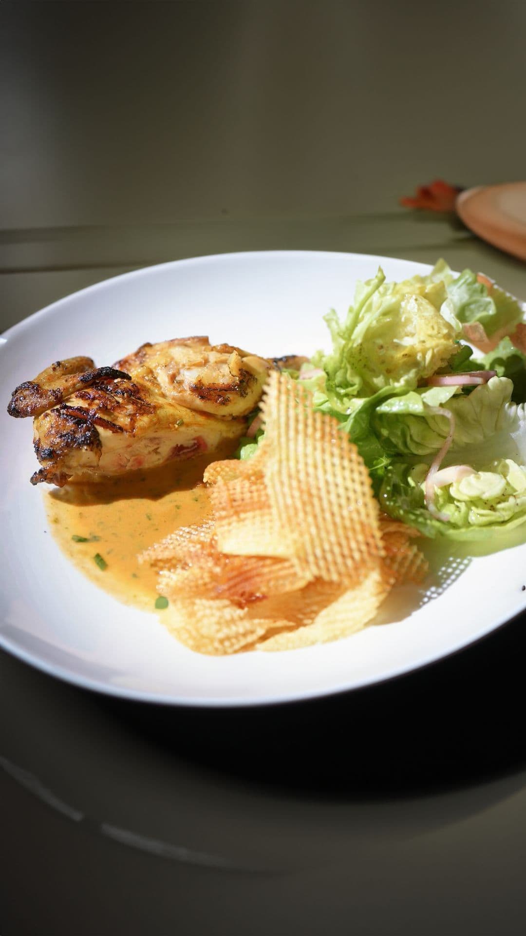 Piepkuiken met dragonsaus, pommes gaufrettes en kropsla
