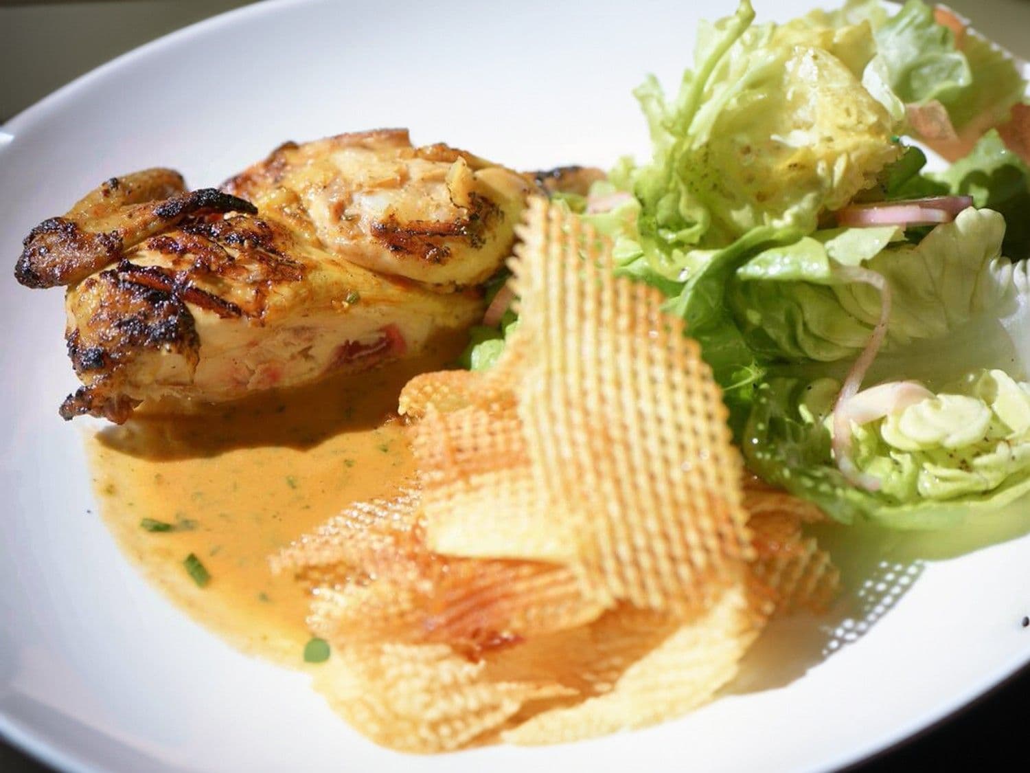 Piepkuiken met dragonsaus, pommes gaufrettes en kropsla