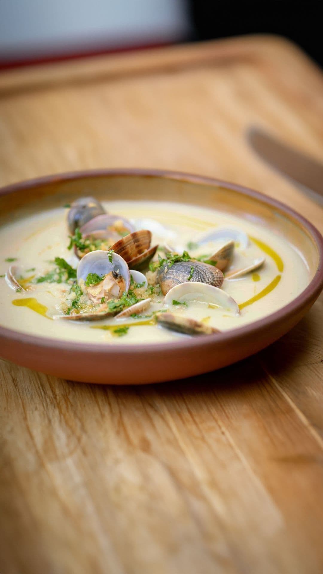 Bloemkoolsoep met vongole en gremolata
