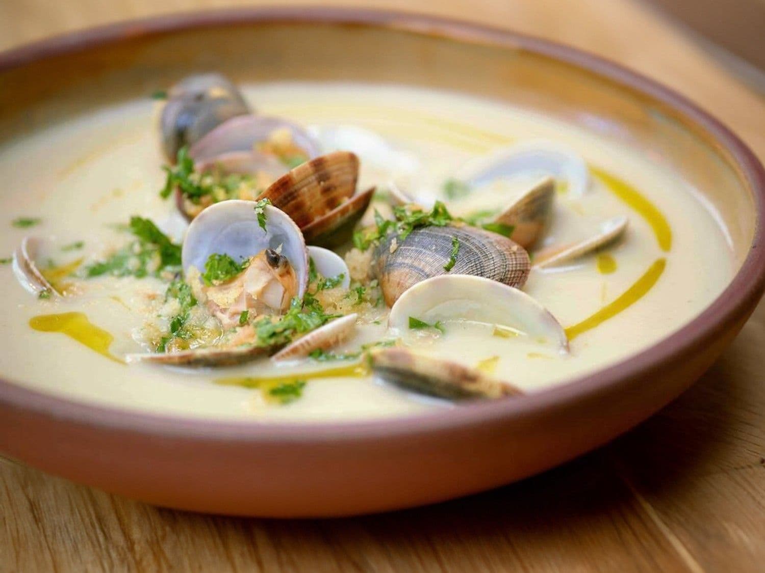 Bloemkoolsoep met vongole en gremolata