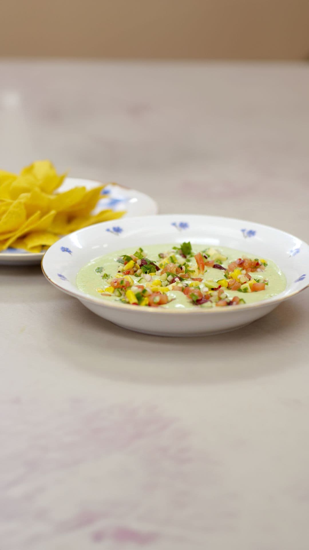 Gazpacho van avocado en waterkers met nacho's