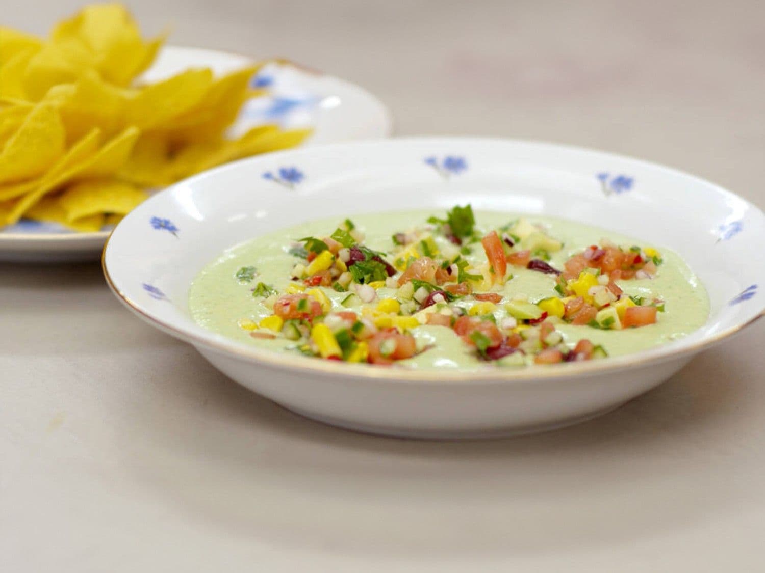 Gazpacho van avocado en waterkers met nacho's