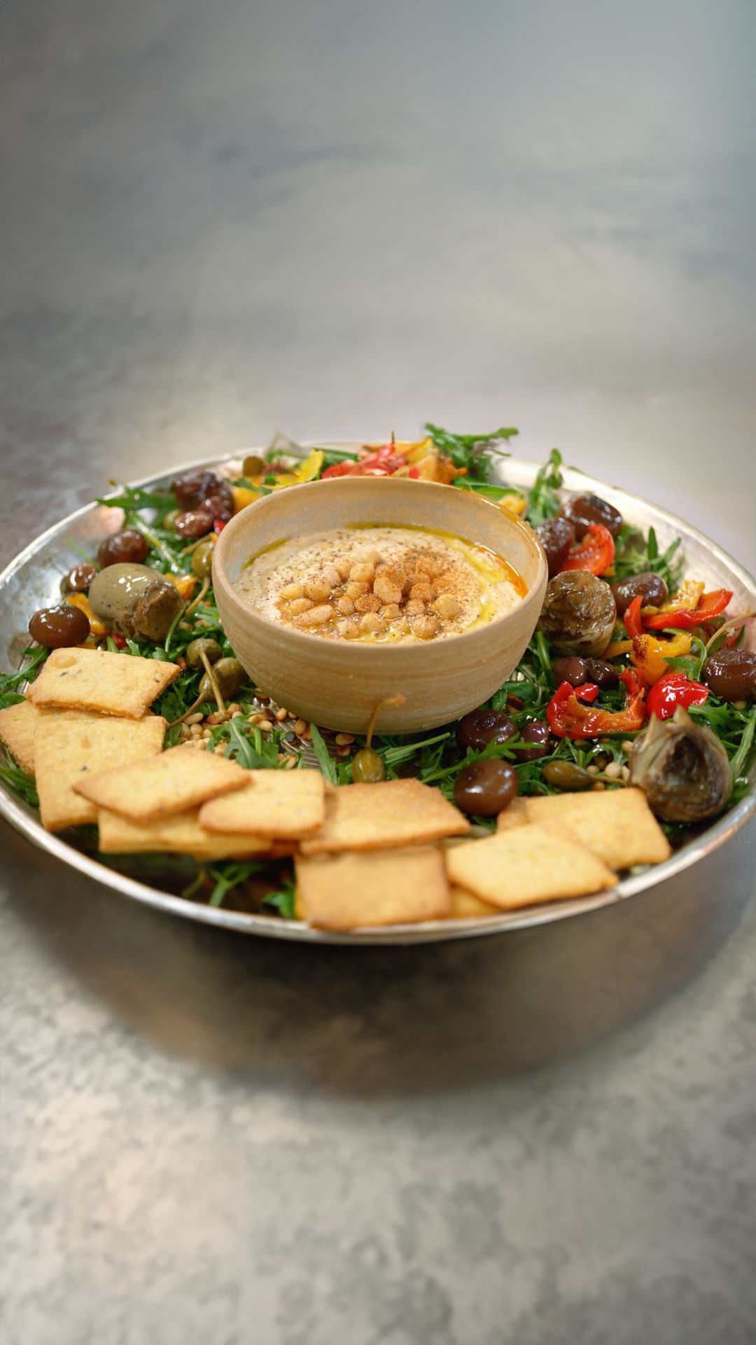 Hummus van witte bonen en parmezaancrackers