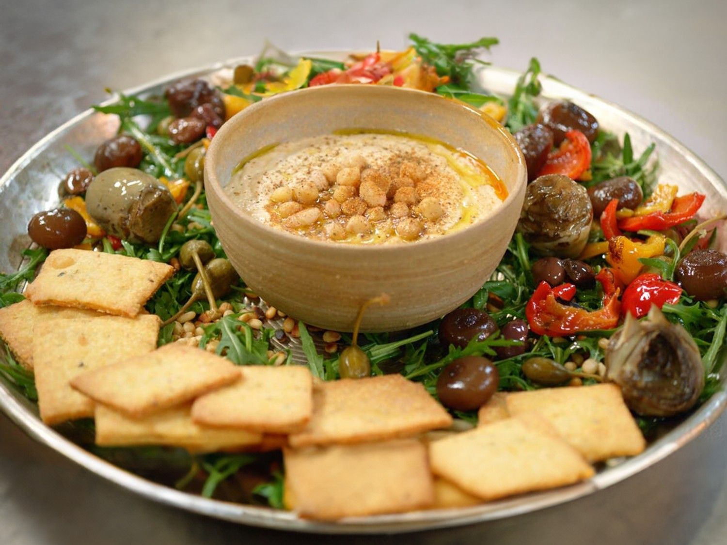Hummus van witte bonen en parmezaancrackers
