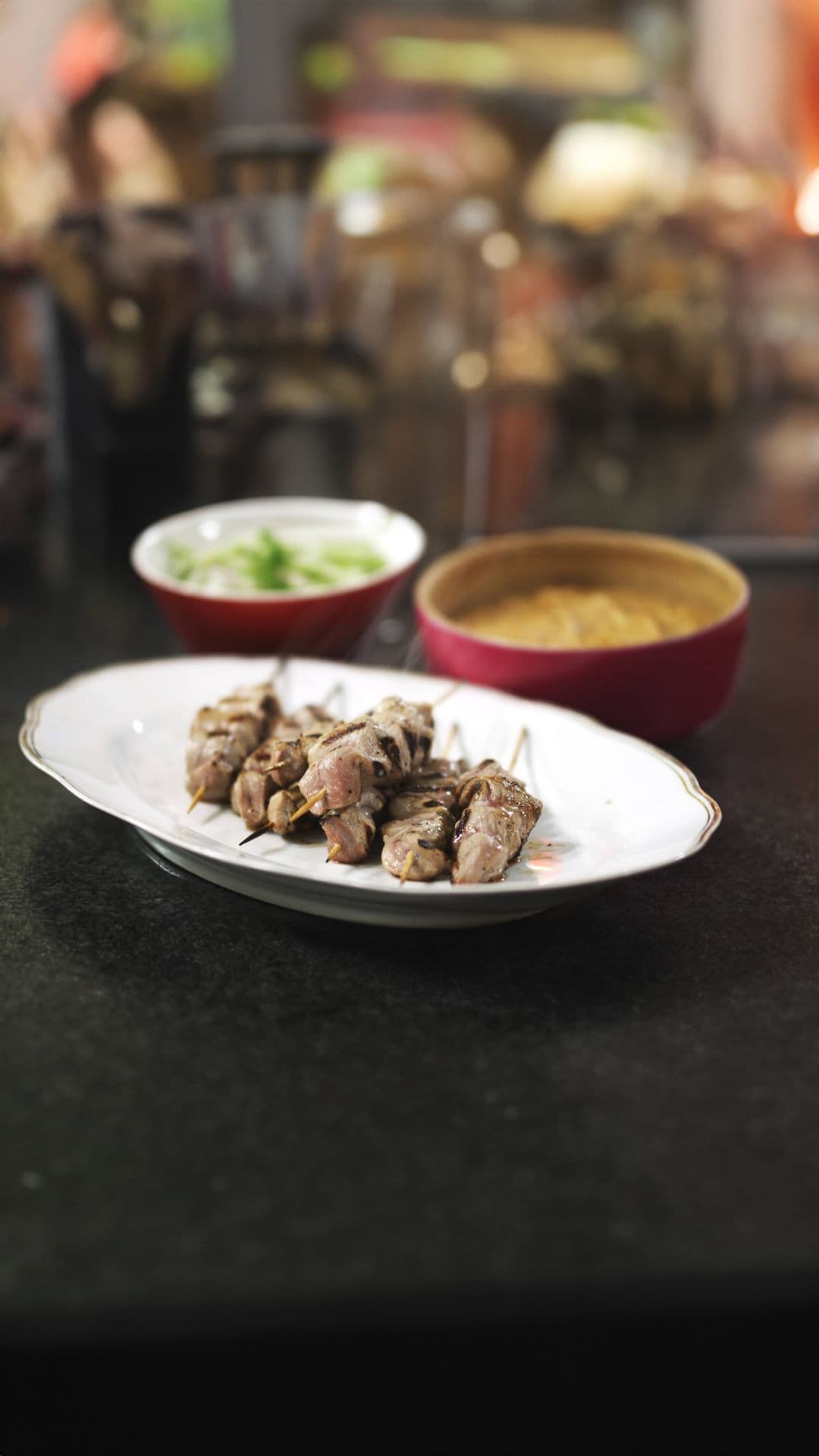 Satés van varkensvlees met pindasaus en komkommersalade