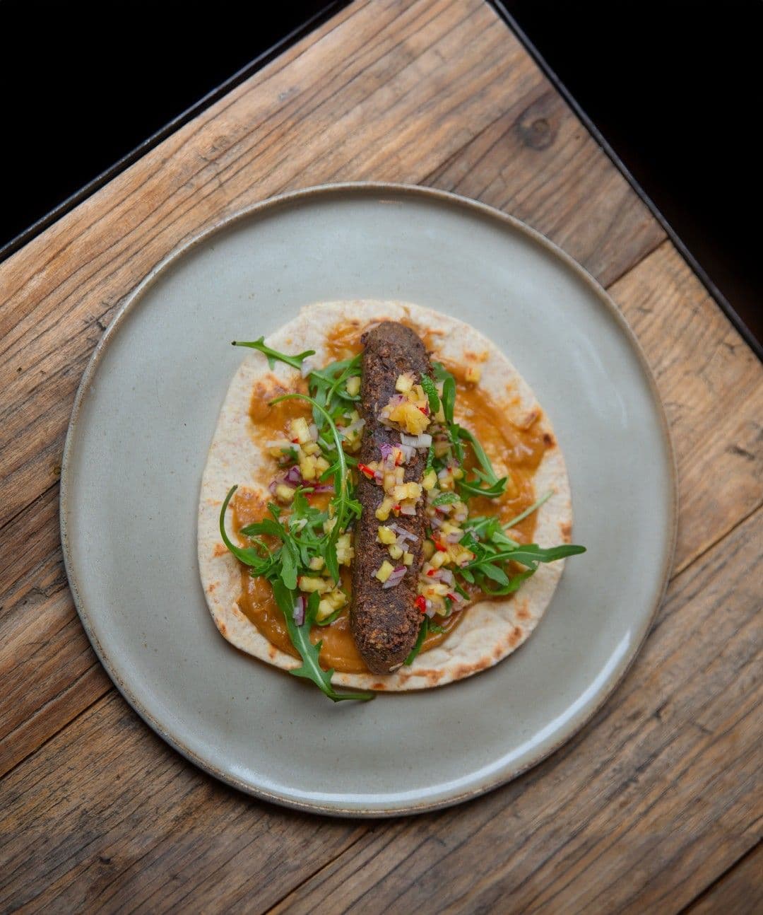 Tortilla met köfte van zwarte bonen, tahindressing en salsa van ananas