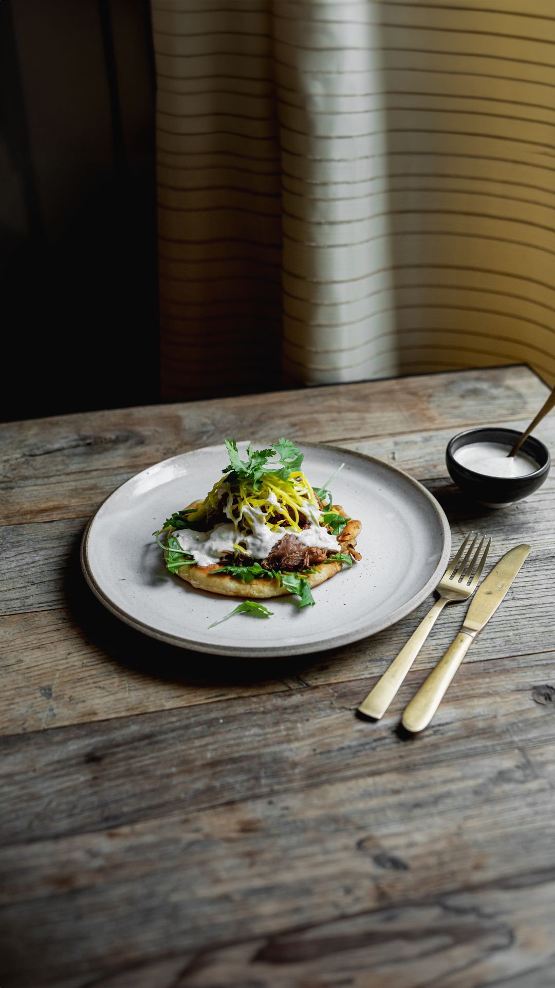 Flatbread met pulled lamb en gepickelde witte kool