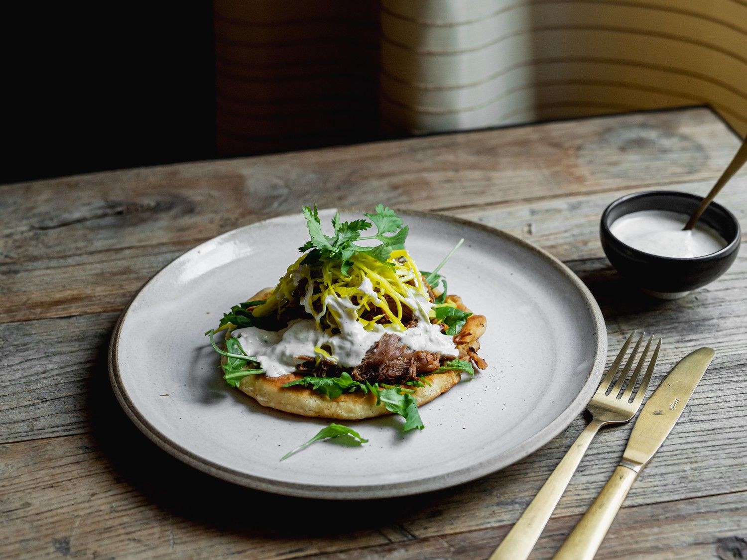 Flatbread met pulled lamb en gepickelde witte kool