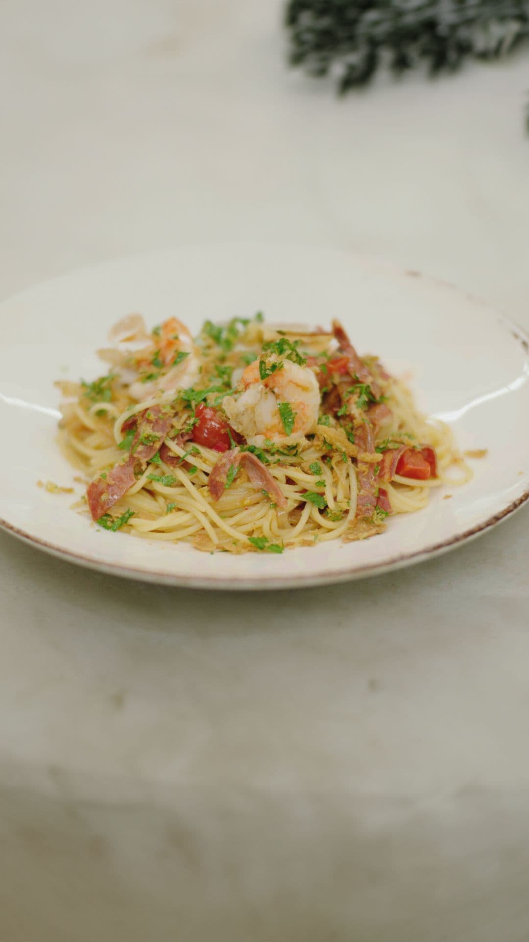 Spicy spaghetti met scampi, salami en gremolata