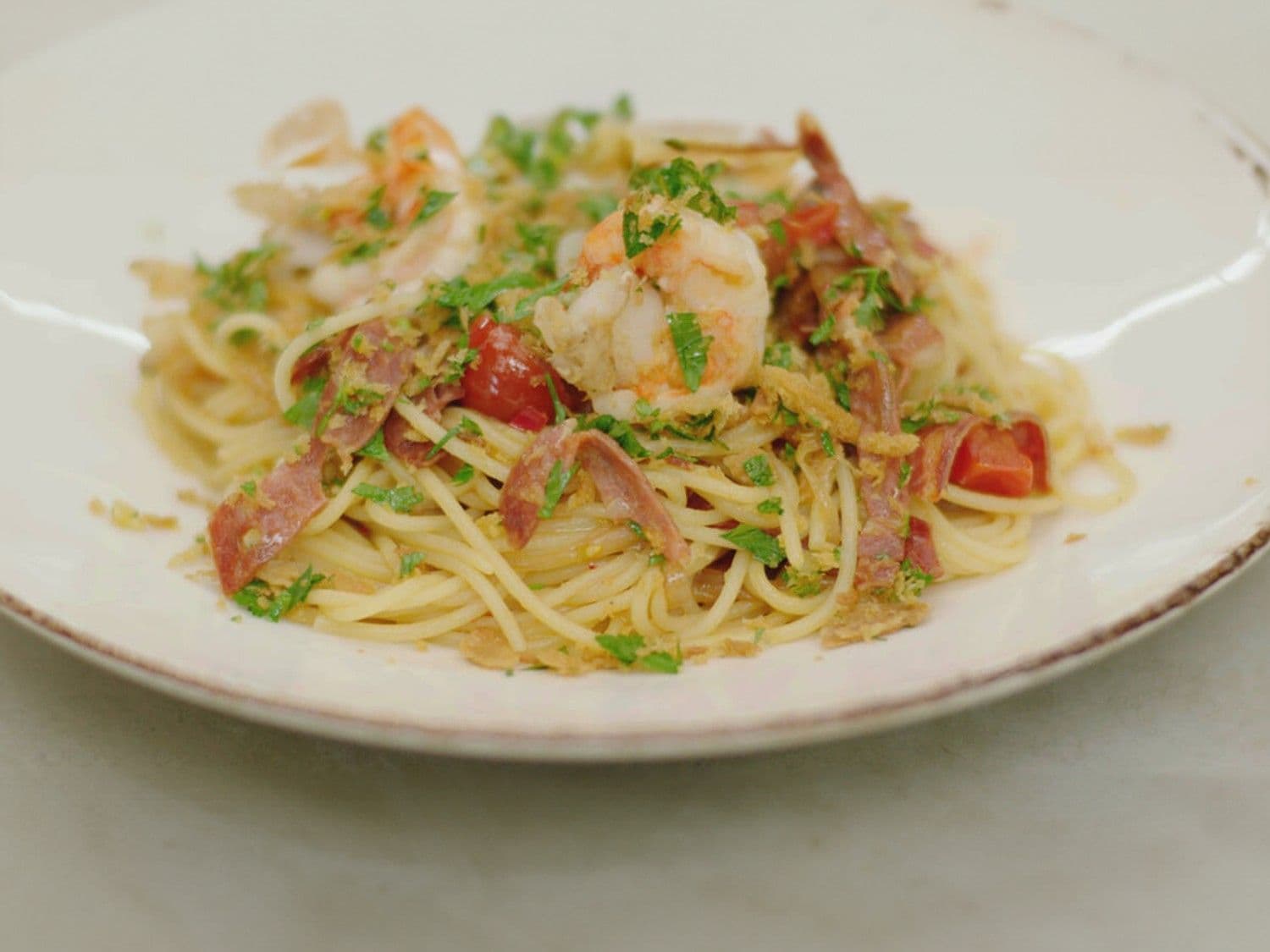 Spicy spaghetti met scampi, salami en gremolata