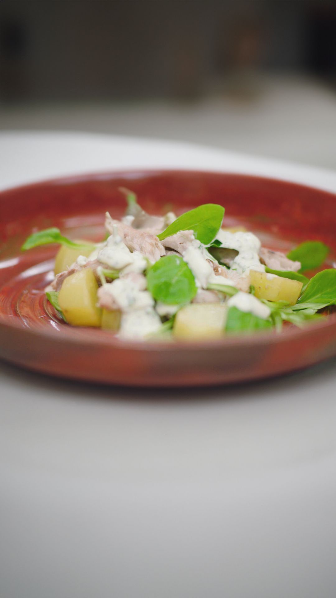 Gekonfijte aardappel met gerookte makreel en veldsla