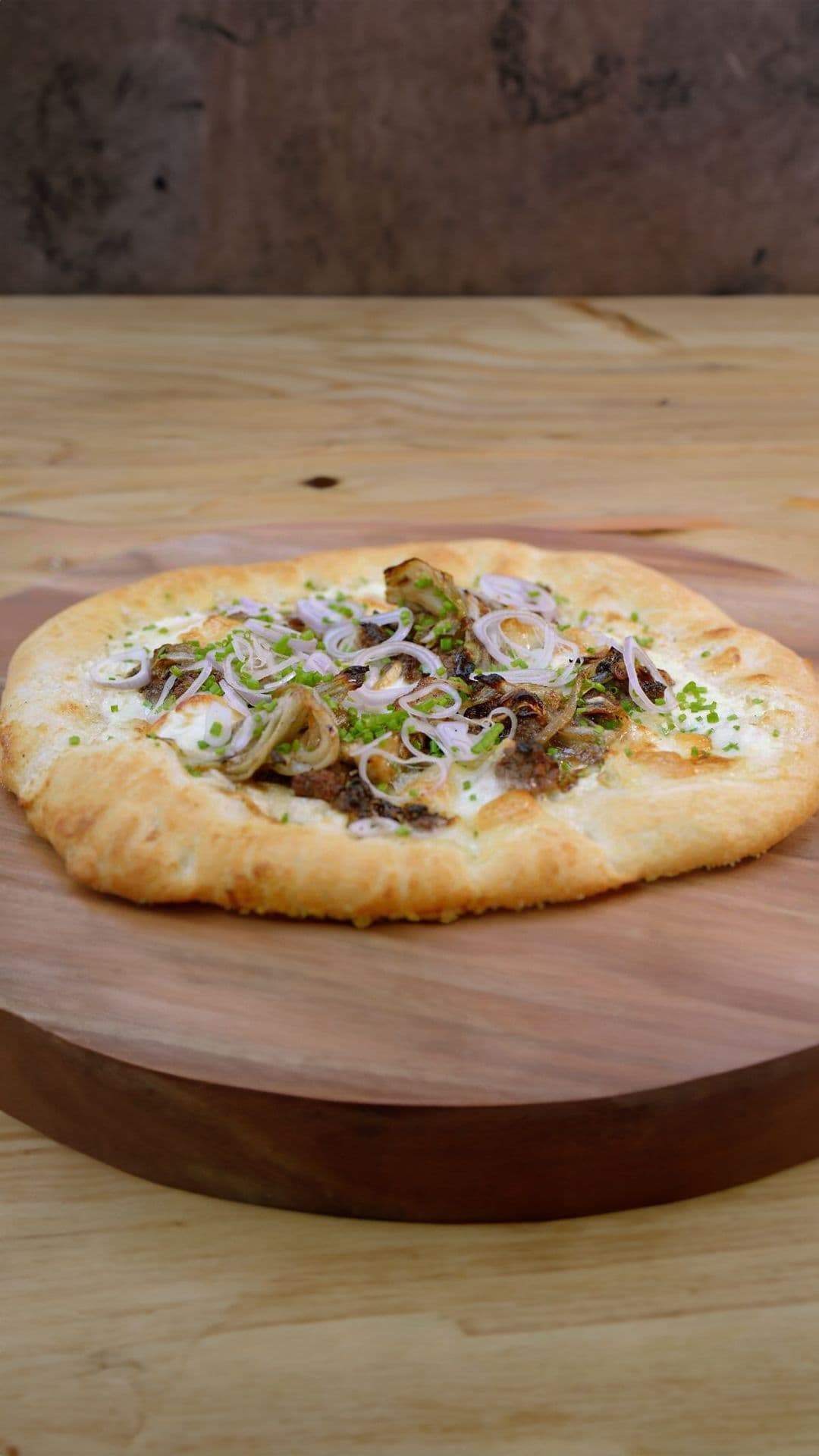 Pizza bianca met witloof, rundergehakt en geitenkaas