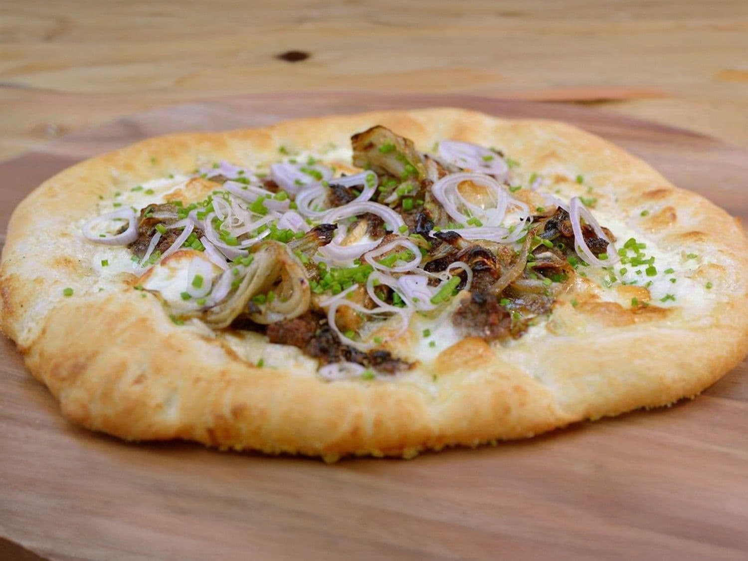 Pizza bianca met witloof, rundergehakt en geitenkaas