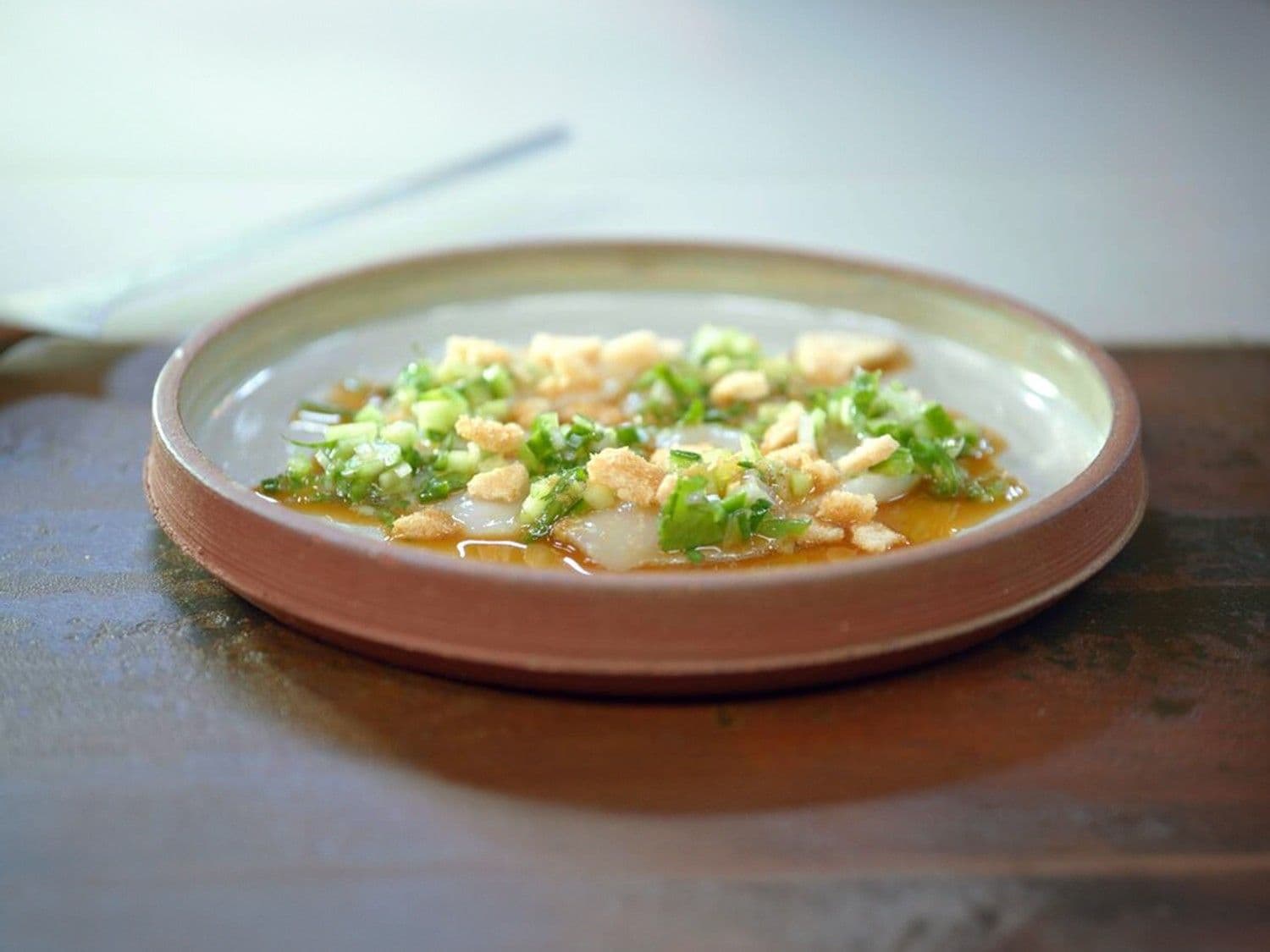 Carpaccio van sint-jacobsschelp met ponzuvinaigrette